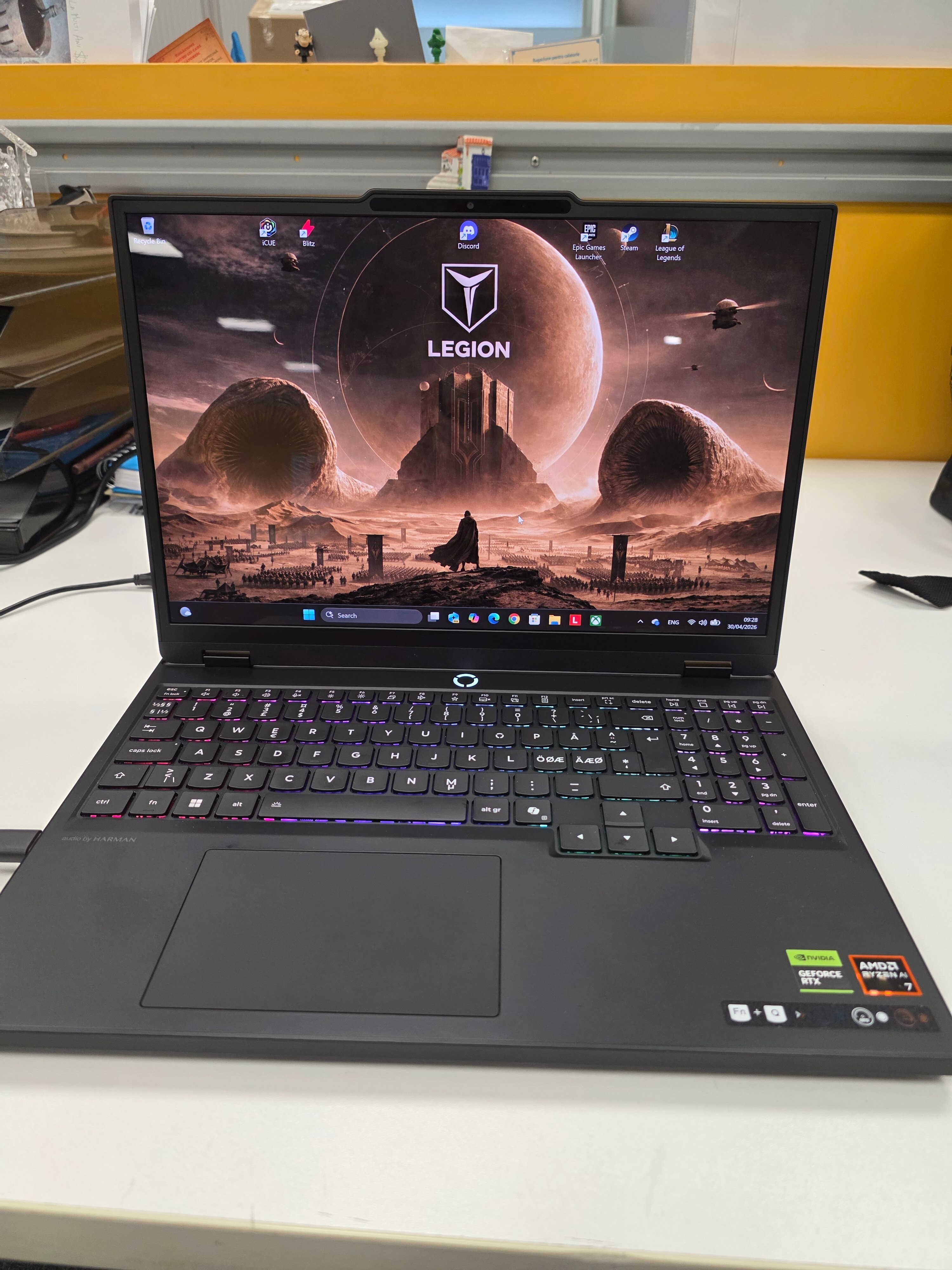 Laptop Gaming Lenovo Legion 5 15AKP10 cu procesor AMD Ryzen™ AI 7 350 pana la 5.0GHz, 15.1" WQXGA, OLED, 24GB DDR5 RAM, 1TB SSD, NVIDIA GeForce RTX™ 5070 8GB GDDR7, No OS, Eclipse Black, 3y on-site Premium Care