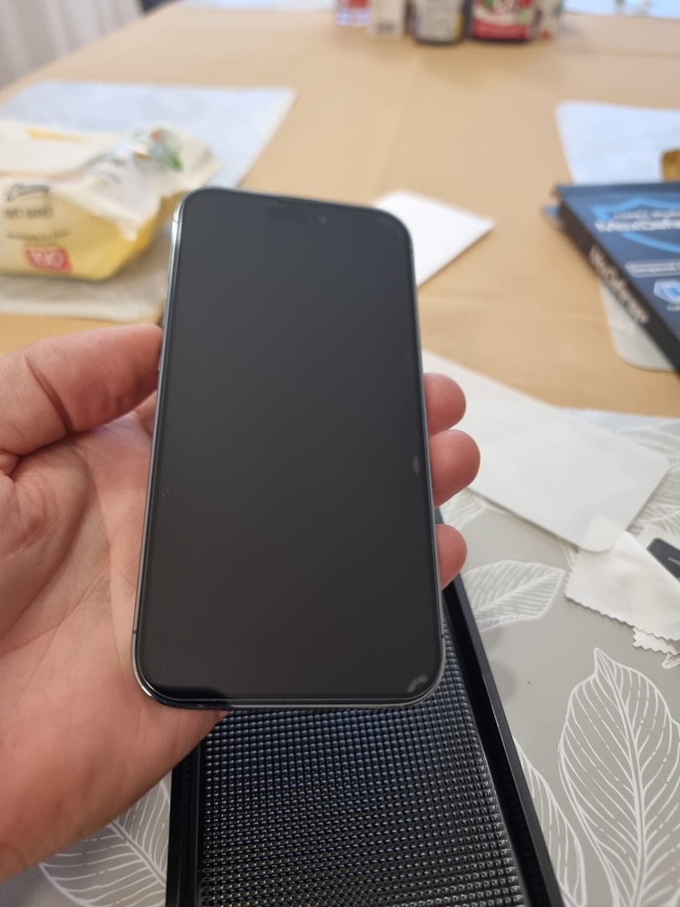Folie Sticla CASEY STUDIOS™ compatibila cu iPhone 13 / 13 Pro, Full Cover 3D, Full Glue, Sticla Securizata, Duritate Militara, Ultra HD, Protectie Profesionala Ecran 3D, Anti Zgarieturi, Anti Socuri, Margini Negre