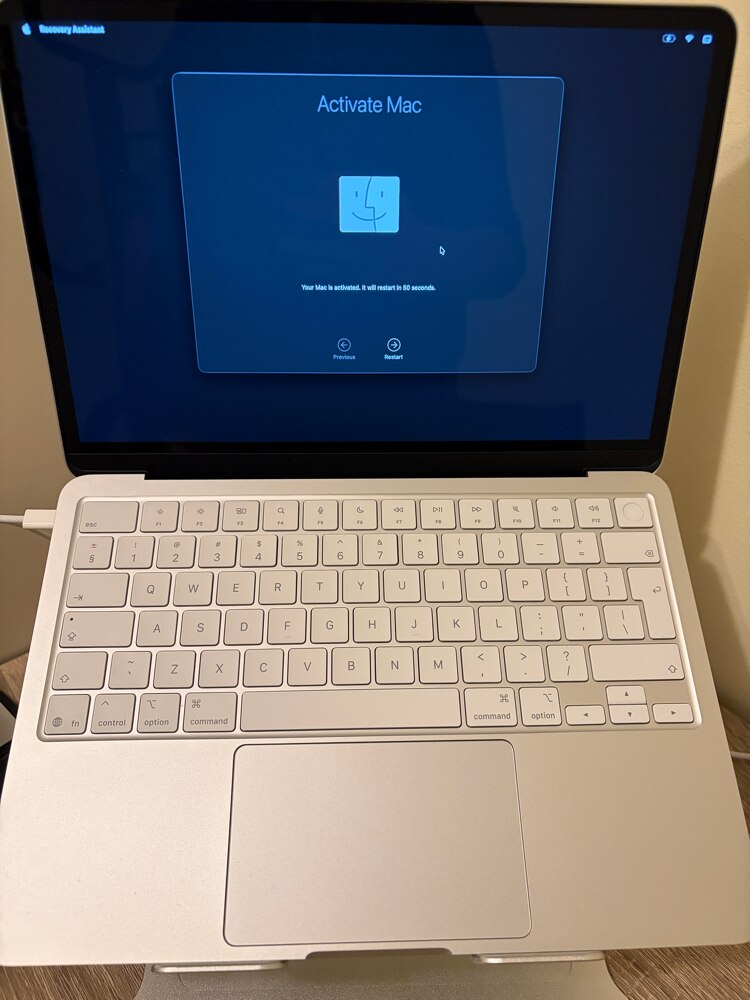 Apple MacBook Neo 13" Retina cu procesor Apple A18 Pro 6 nuclee CPU, 5 nuclee GPU, 16 nuclee NeuralEngine, 8GB RAM, 512GB SSD, Indigo, Tastatura Internationala, Manual RO