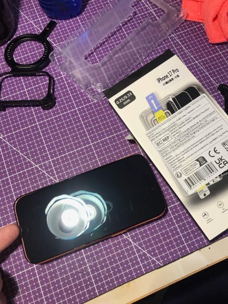 Folie de Protectie pentru iPhone 17 Pro, Omelivon, Sticla temperata, Cu Kit de Aplicare Instanta si Functie Automata de Indepartare a Prafului, Full Cover, 3D, Margini Negre, Duritate 9H, Ultra Claritate HD, Anti-amprenta