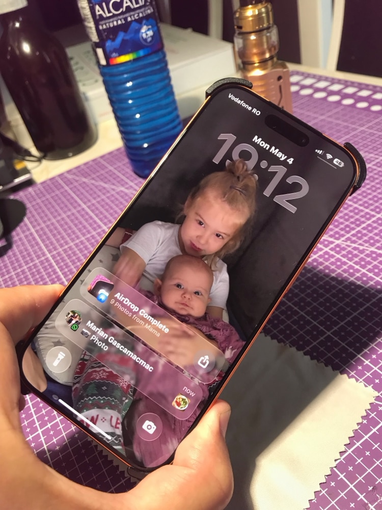 Folie de Protectie pentru iPhone 17 Pro, Omelivon, Sticla temperata, Cu Kit de Aplicare Instanta si Functie Automata de Indepartare a Prafului, Full Cover, 3D, Margini Negre, Duritate 9H, Ultra Claritate HD, Anti-amprenta