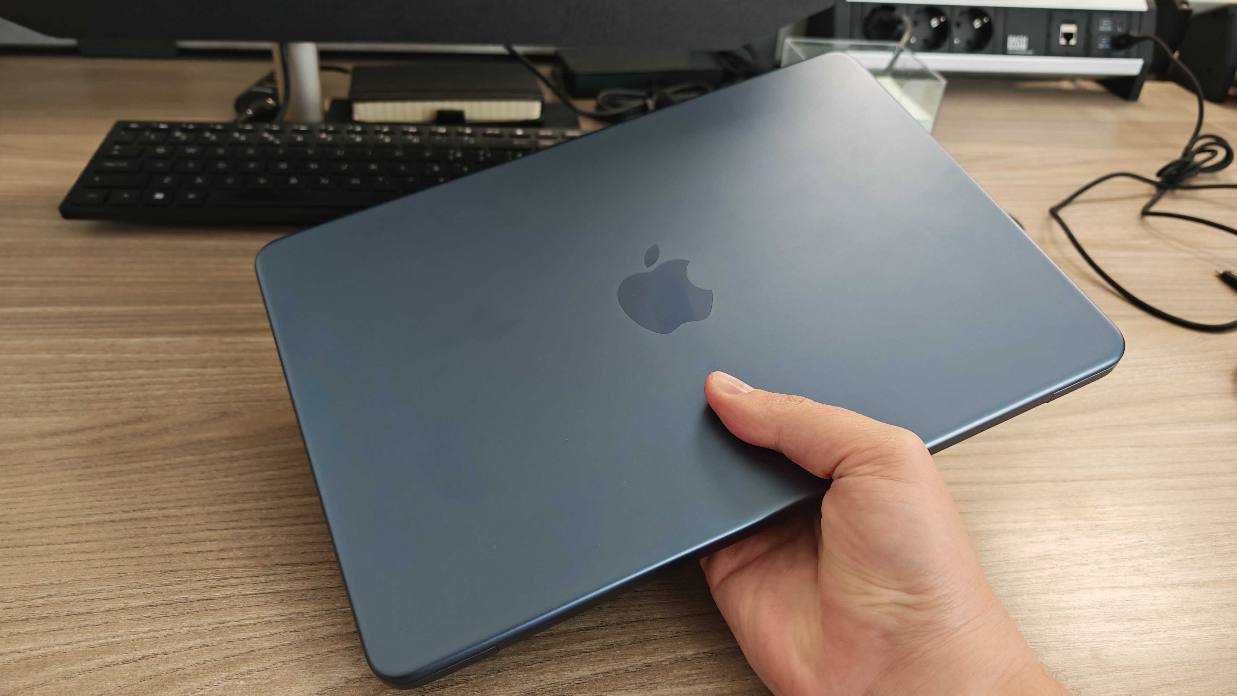 Apple MacBook Neo 13" Retina cu procesor Apple A18 Pro 6 nuclee CPU, 5 nuclee GPU, 16 nuclee NeuralEngine, 8GB RAM, 512GB SSD, Indigo, Tastatura Internationala, Manual RO