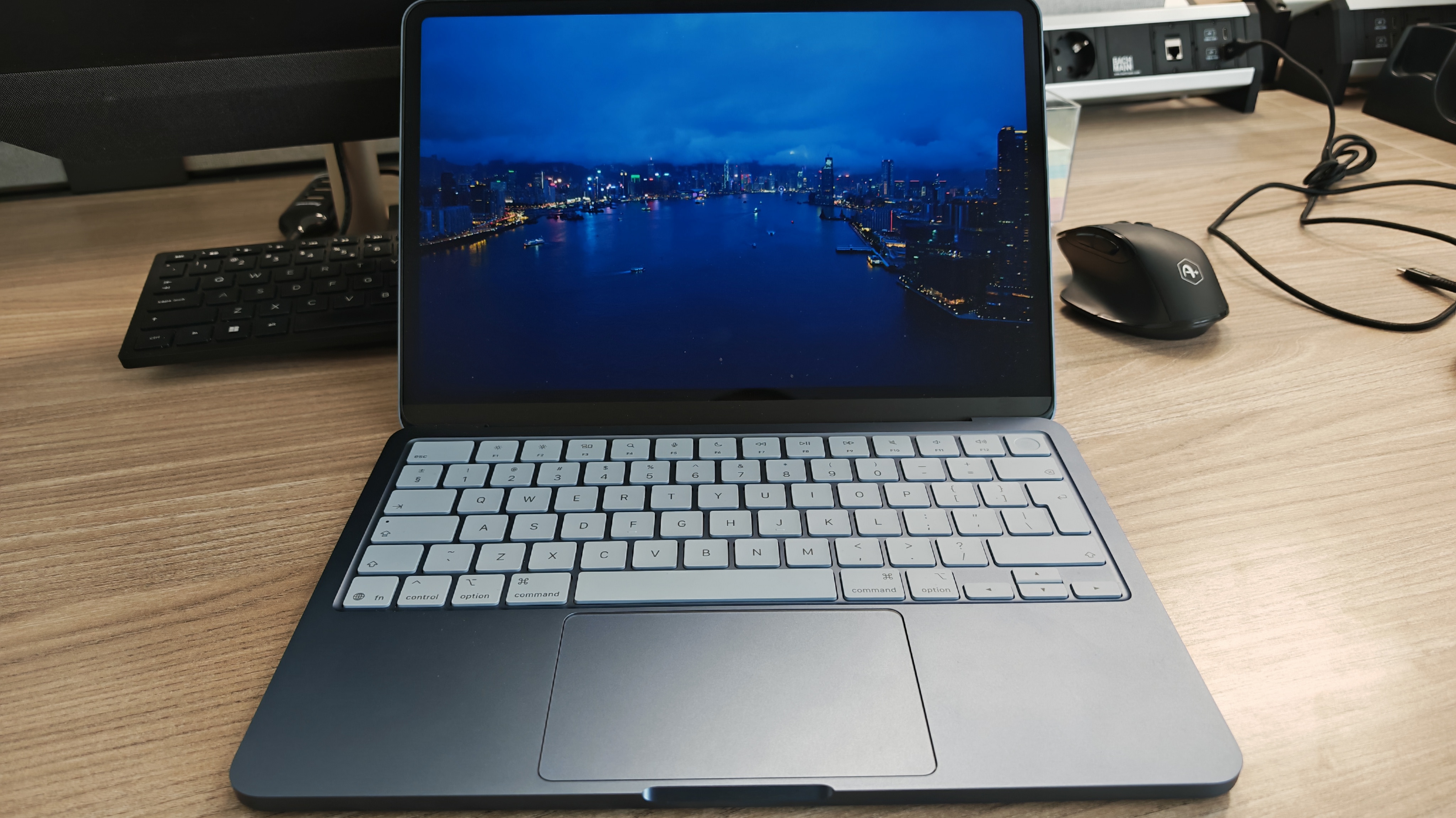 Apple MacBook Neo 13" Retina cu procesor Apple A18 Pro 6 nuclee CPU, 5 nuclee GPU, 16 nuclee NeuralEngine, 8GB RAM, 512GB SSD, Indigo, Tastatura Internationala, Manual RO