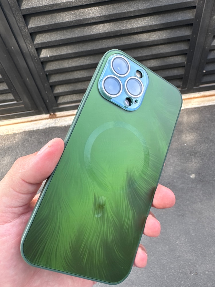 Husa de Protectie Pentru iPhone 13 ProMax MagSafe, Culoare Verde, lucios cu efect 3D tip Pana, design elegant si protectie completa inclusiv Lentile impotriva socurilor si zgarieturilor