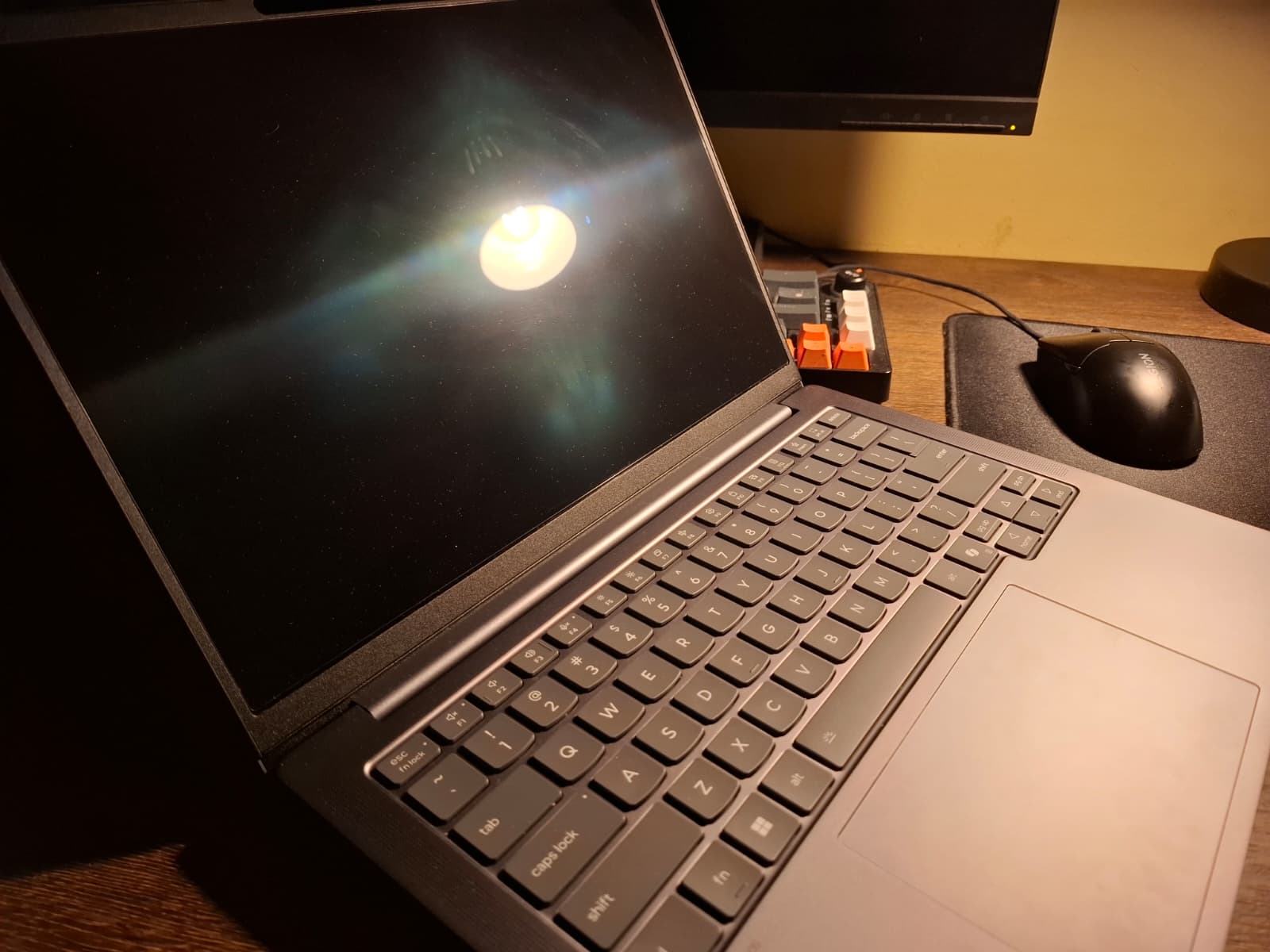 RESIGILAT: Laptop Lenovo IdeaPad Pro 5 14IAH10 cu procesor Intel® Core™ Ultra 7 255H pana la 5.1GHz, 14" 2.8K, OLED, 120Hz, 24GB LPDDR5x RAM, 1TB SSD, Intel® Arc™ 140T GPU, No OS, Luna Grey
