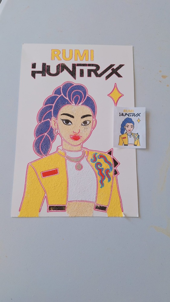 Set desen cu nisip colorat, Huntrix Rumi, 30x20cm, include 8