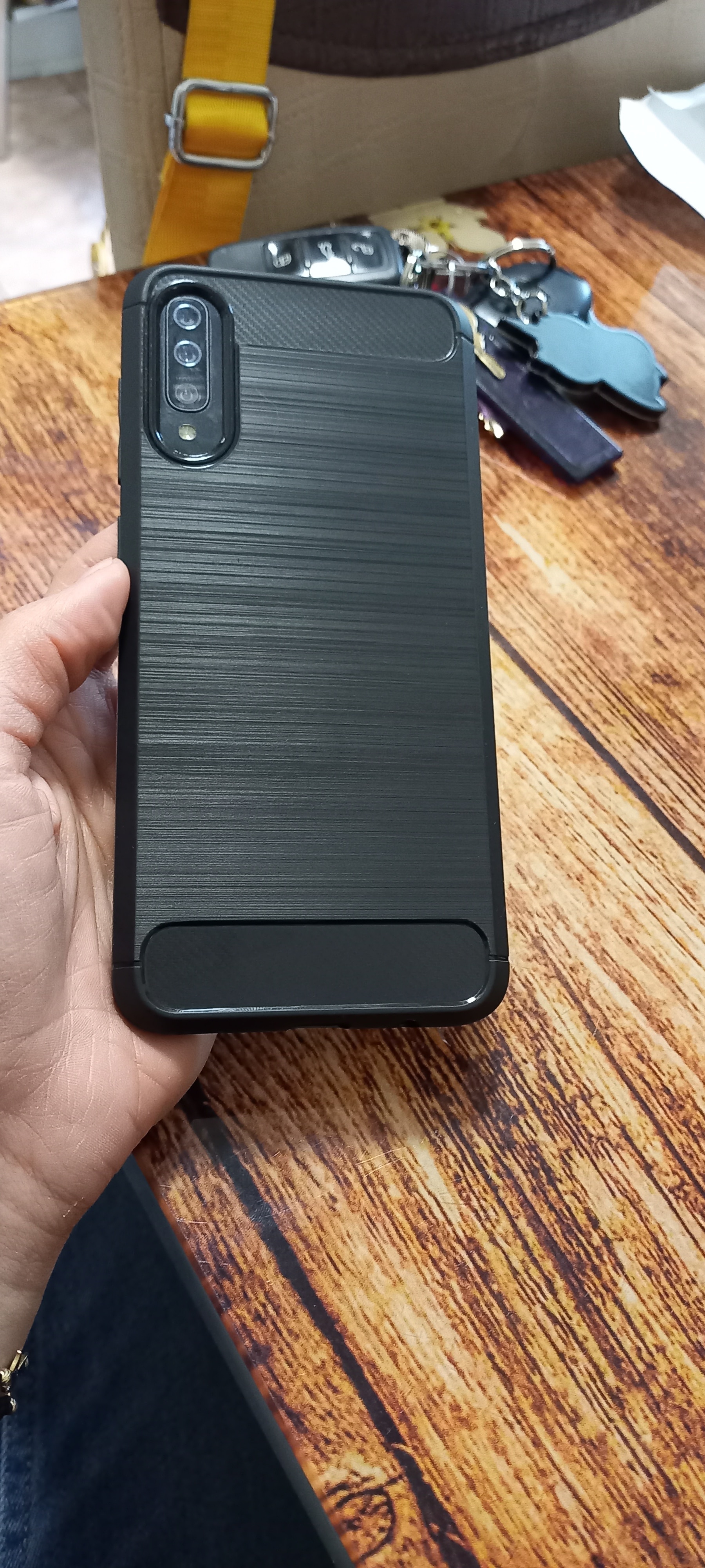 Husa protectie Mat-Tech compatibila cu Samsung Galaxy A70, Textura Carbon, Finisaj Mat, Anti-Shock, Anti-Fingerprint, Rezistenta la impact, Negru