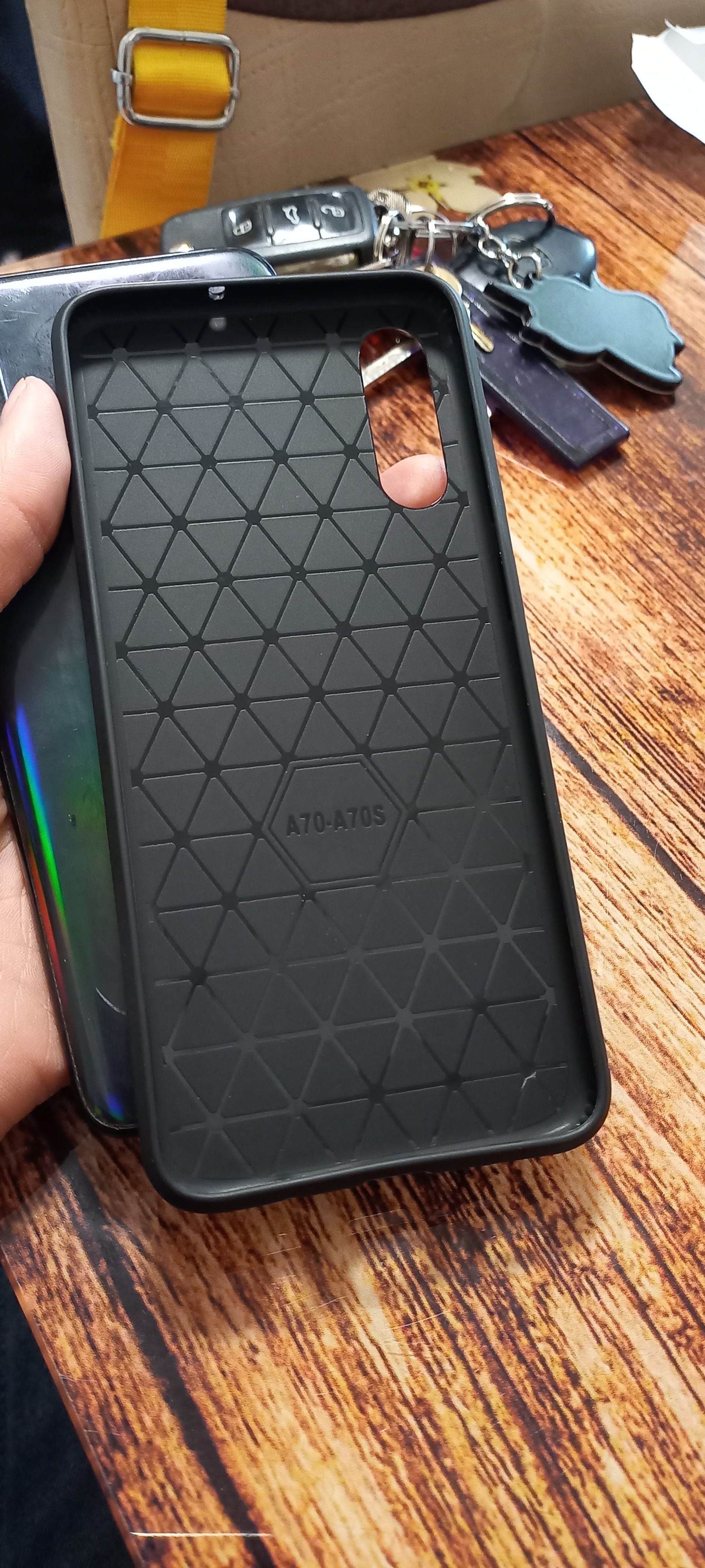 Husa protectie Mat-Tech compatibila cu Samsung Galaxy A70, Textura Carbon, Finisaj Mat, Anti-Shock, Anti-Fingerprint, Rezistenta la impact, Negru
