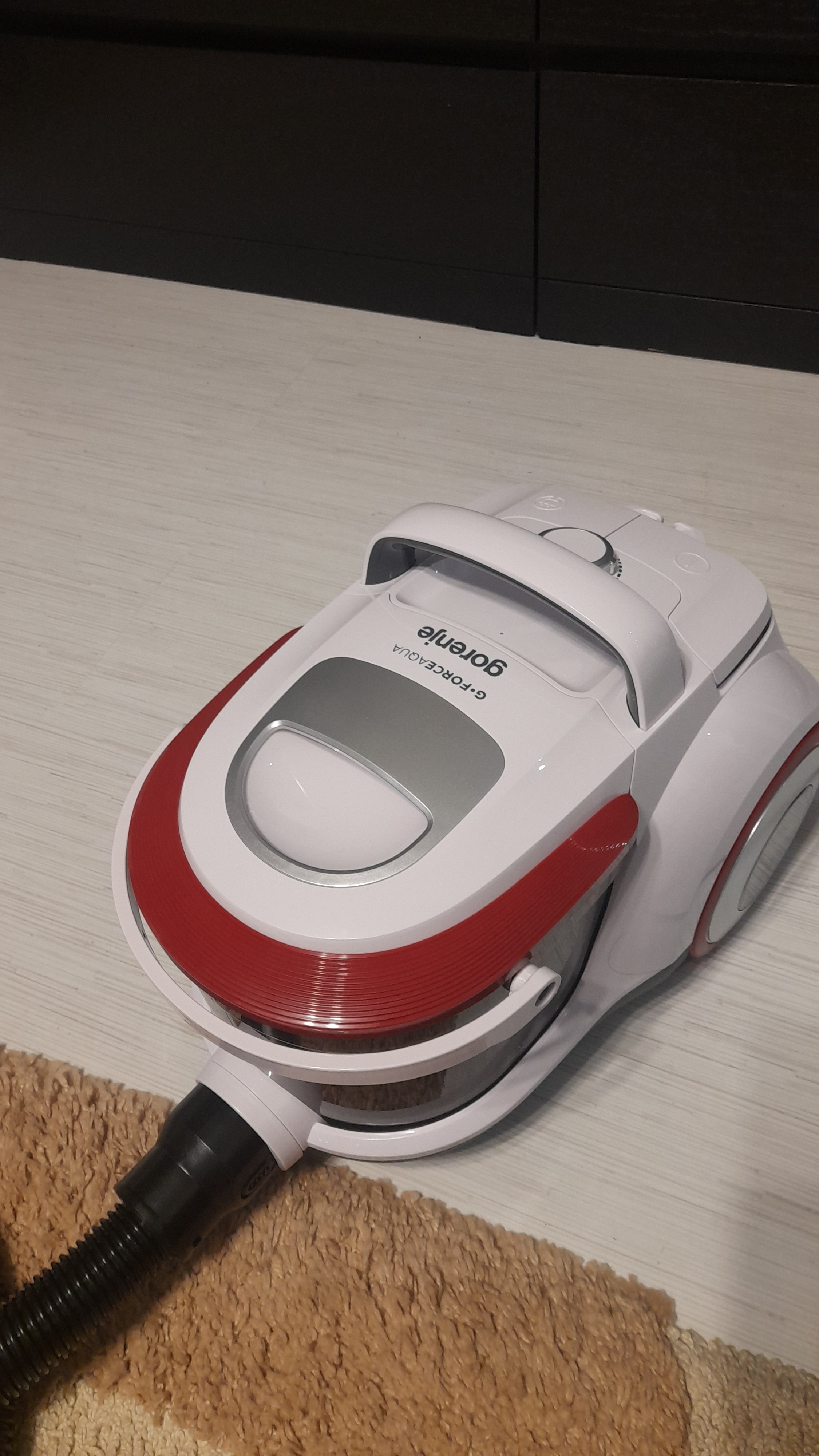Aspirator Gorenje VCEB01GAWWF, 700W, aspirare umeda si uscata, rezervor 3L, filtru HEPA, alb-rosu