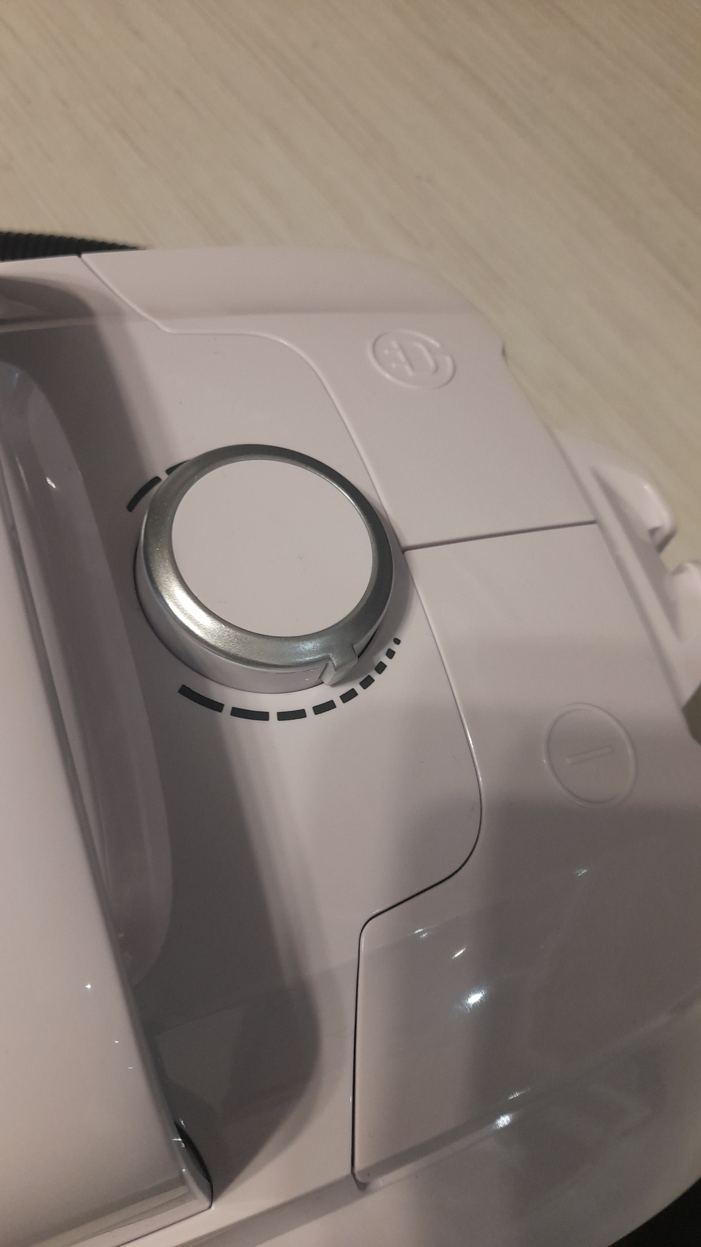 Aspirator Gorenje VCEB01GAWWF, 700W, aspirare umeda si uscata, rezervor 3L, filtru HEPA, alb-rosu