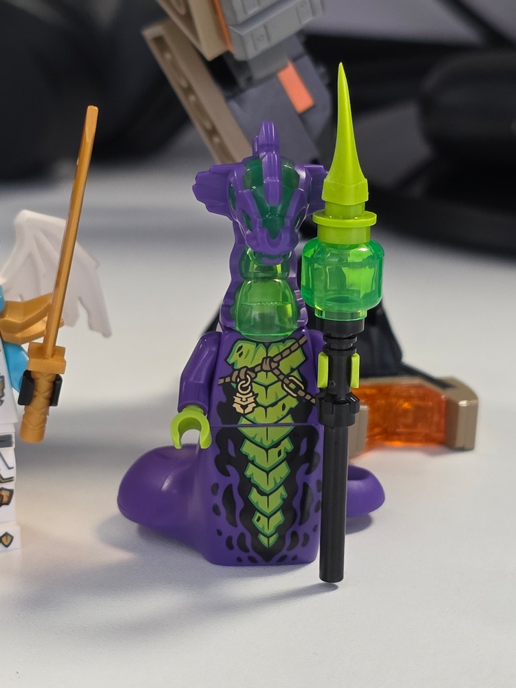 LEGO® Ninjago - Robotul de misiune al lui Cole si dragonul Zane