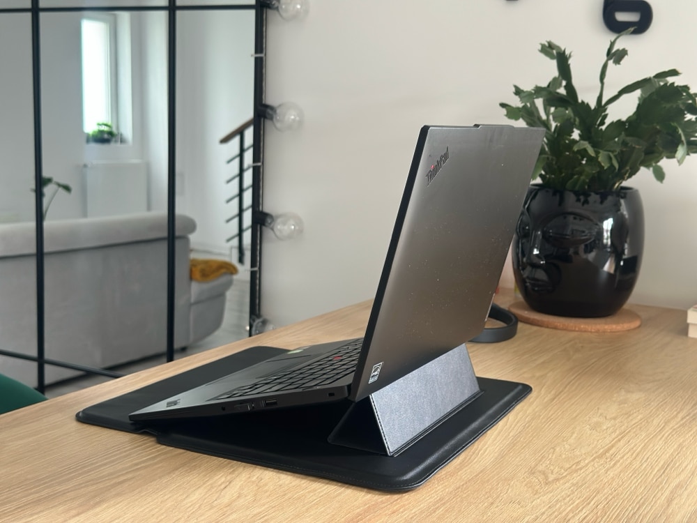 Husa/Carcasa Laptop 15/16 inch, Piele PU Eco, Compatibila MacBook Air 15 (M2 M3), MacBook Pro 16, Dell XPS 15, Lenovo ThinkPad X1 Extreme, Asus ZenBook 15, cu Suport Pliabil, Protectie, Silvery