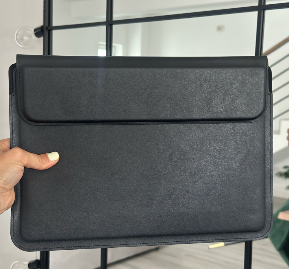 Husa/Carcasa Laptop 15/16 inch, Piele PU Eco, Compatibila MacBook Air 15 (M2 M3), MacBook Pro 16, Dell XPS 15, Lenovo ThinkPad X1 Extreme, Asus ZenBook 15, cu Suport Pliabil, Protectie, Silvery