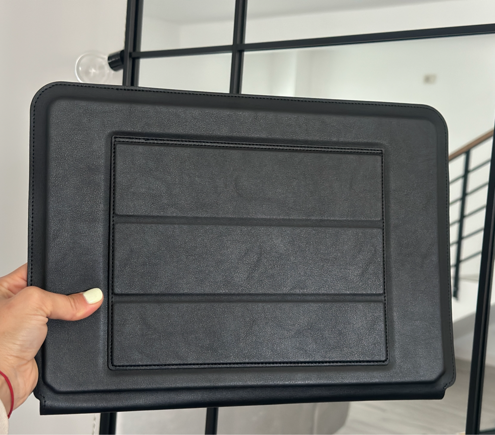 Husa/Carcasa Laptop 15/16 inch, Piele PU Eco, Compatibila MacBook Air 15 (M2 M3), MacBook Pro 16, Dell XPS 15, Lenovo ThinkPad X1 Extreme, Asus ZenBook 15, cu Suport Pliabil, Protectie, Silvery