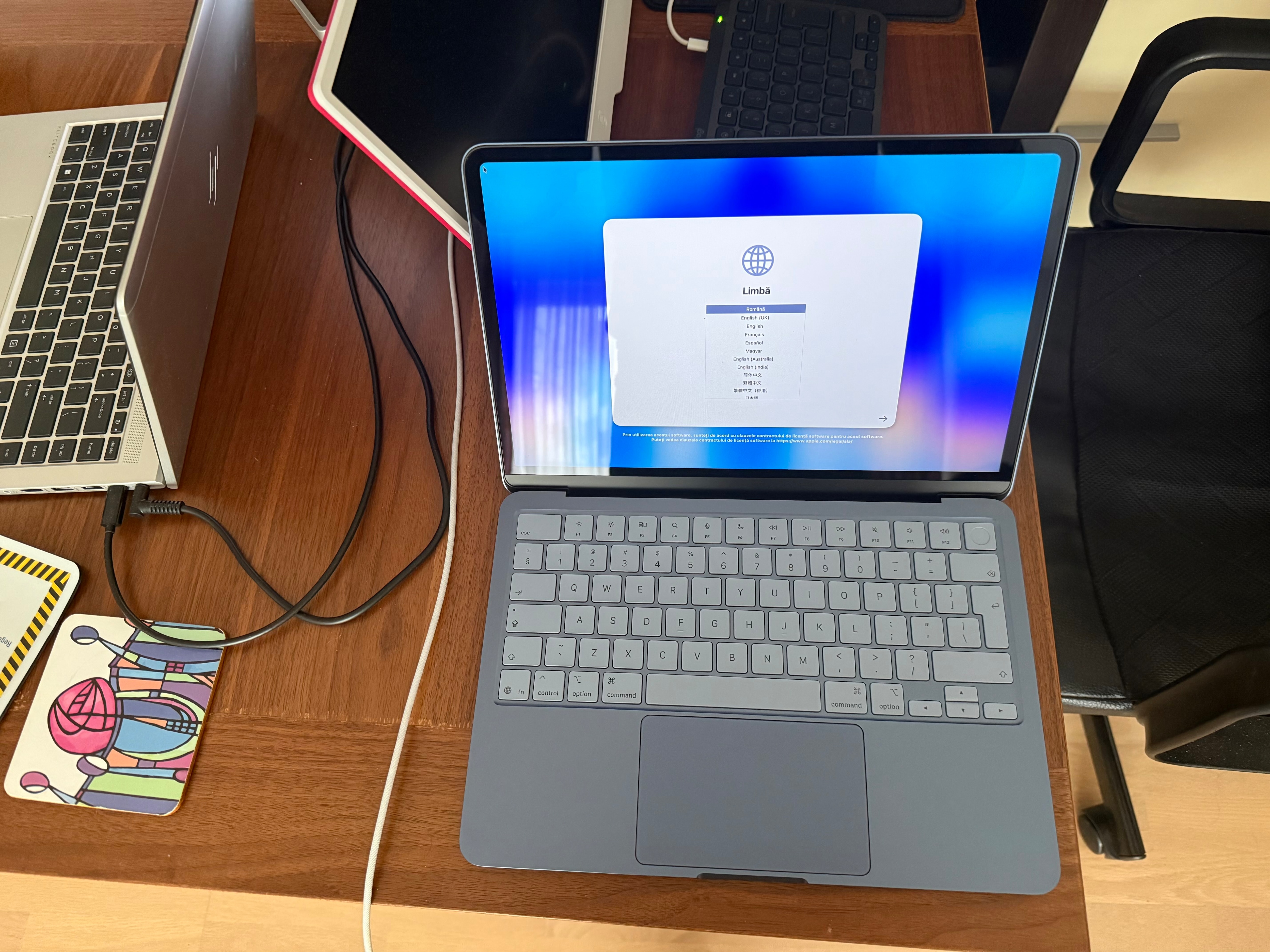 Apple MacBook Neo 13" Retina cu procesor Apple A18 Pro 6 nuclee CPU, 5 nuclee GPU, 16 nuclee NeuralEngine, 8GB RAM, 512GB SSD, Blush, Tastatura Internationala, Manual RO
