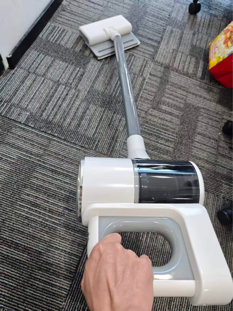 Aspirator vertical fara fir 4 in 1, 200 W, 28000Pa, autonomie 35 min, filtrare 99.9%, cap flexibil 270°, tub flexibil, perie cu LED, 300000 RPM, baterie 2600 mAh, aspirator vertical cu filtru HEPA in 5 etape, suport de perete cu incarcare, perii multiple