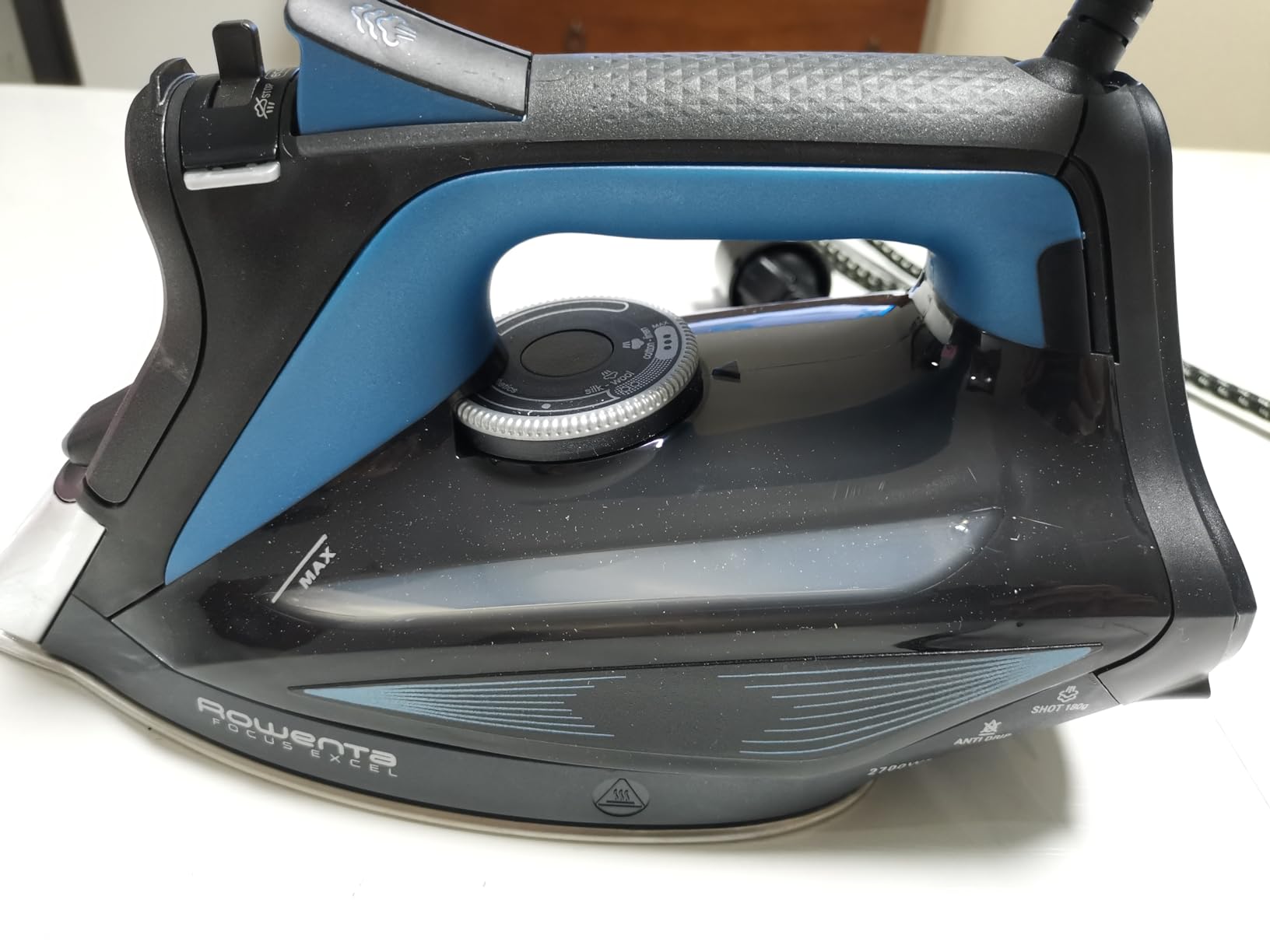 Fier de calcat cu abur Rowenta Focus Excel DW5310D1, 2700 W, abur 45/min, jet de abur 180 g/min, talpa Microsteam 400, Mod Eco, varf profilat, abur vertical, sistem antipicurare, functie anticalcar, negru & albastru