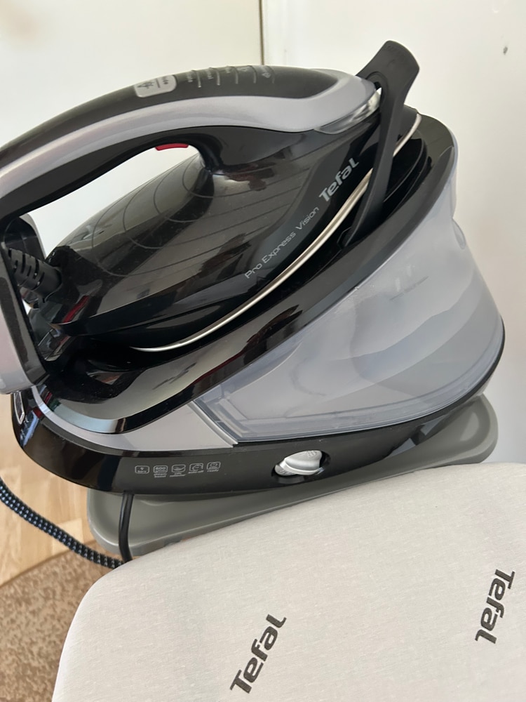 Statie de calcat de inalta presiune Pro Express Vision Tefal GV9821E0, Smart LED Vision, 3000 W, 180 g/min, 9 bari, 800 g/min, tehnologie Smart Steam, tehnologia silentioasa, colector calcar, negru & argintiu