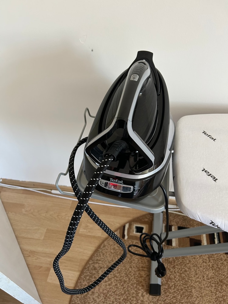 Statie de calcat de inalta presiune Pro Express Vision Tefal GV9821E0, Smart LED Vision, 3000 W, 180 g/min, 9 bari, 800 g/min, tehnologie Smart Steam, tehnologia silentioasa, colector calcar, negru & argintiu