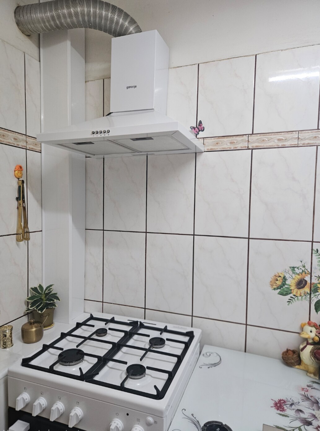 Aragaz Electrolux LKG604014W, Gaz, 4 arzatoare, Autocuratare Catalitica, Timer mecanic, Aprindere integrata plita si cuptor, Grill Electric, Rotisor, Iluminare cuptor, 60 cm, Alb