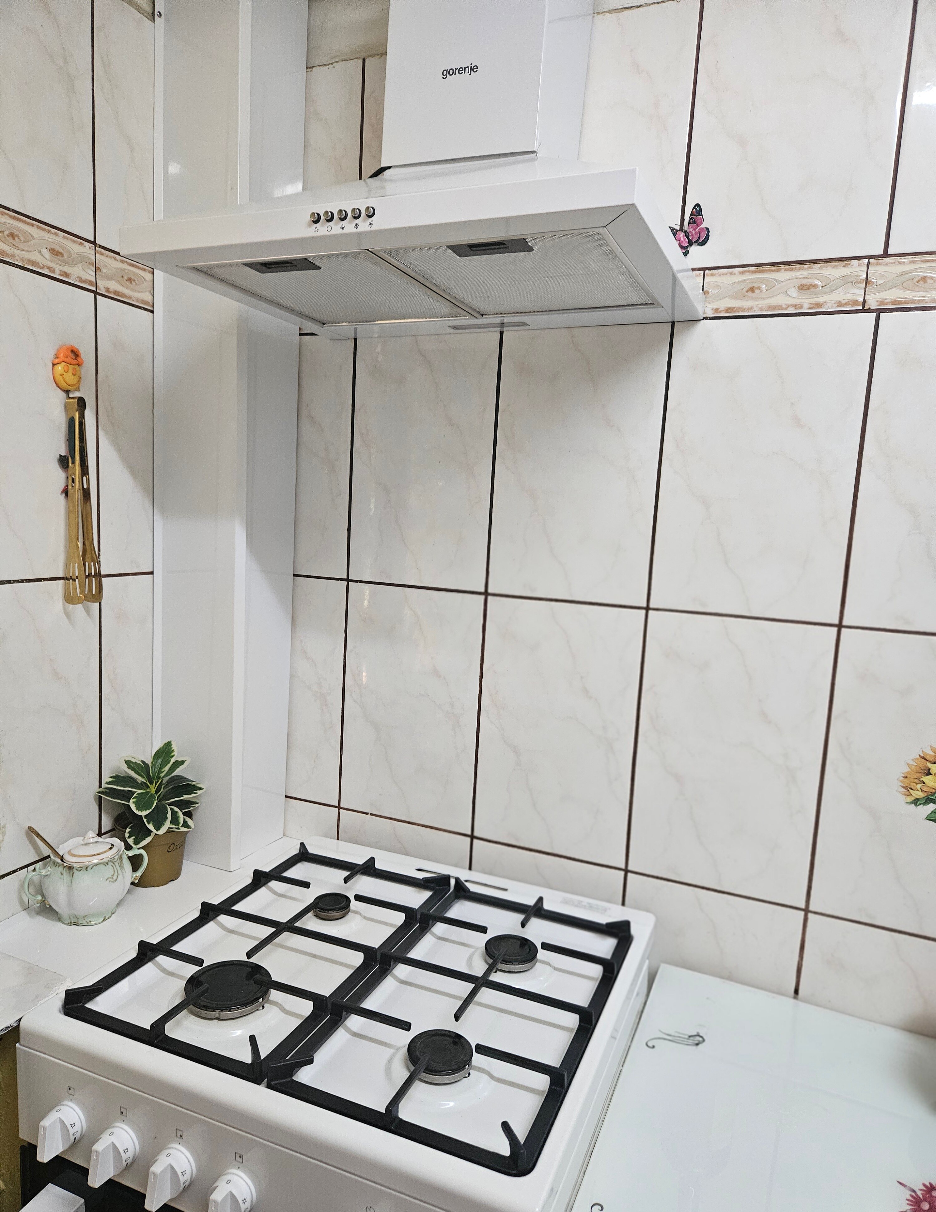Aragaz Electrolux LKG604014W, Gaz, 4 arzatoare, Autocuratare Catalitica, Timer mecanic, Aprindere integrata plita si cuptor, Grill Electric, Rotisor, Iluminare cuptor, 60 cm, Alb