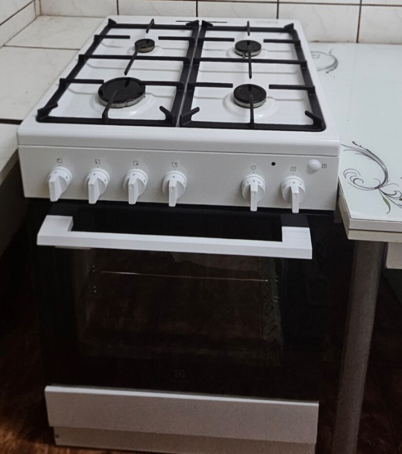 Aragaz Electrolux LKG604014W, Gaz, 4 arzatoare, Autocuratare Catalitica, Timer mecanic, Aprindere integrata plita si cuptor, Grill Electric, Rotisor, Iluminare cuptor, 60 cm, Alb