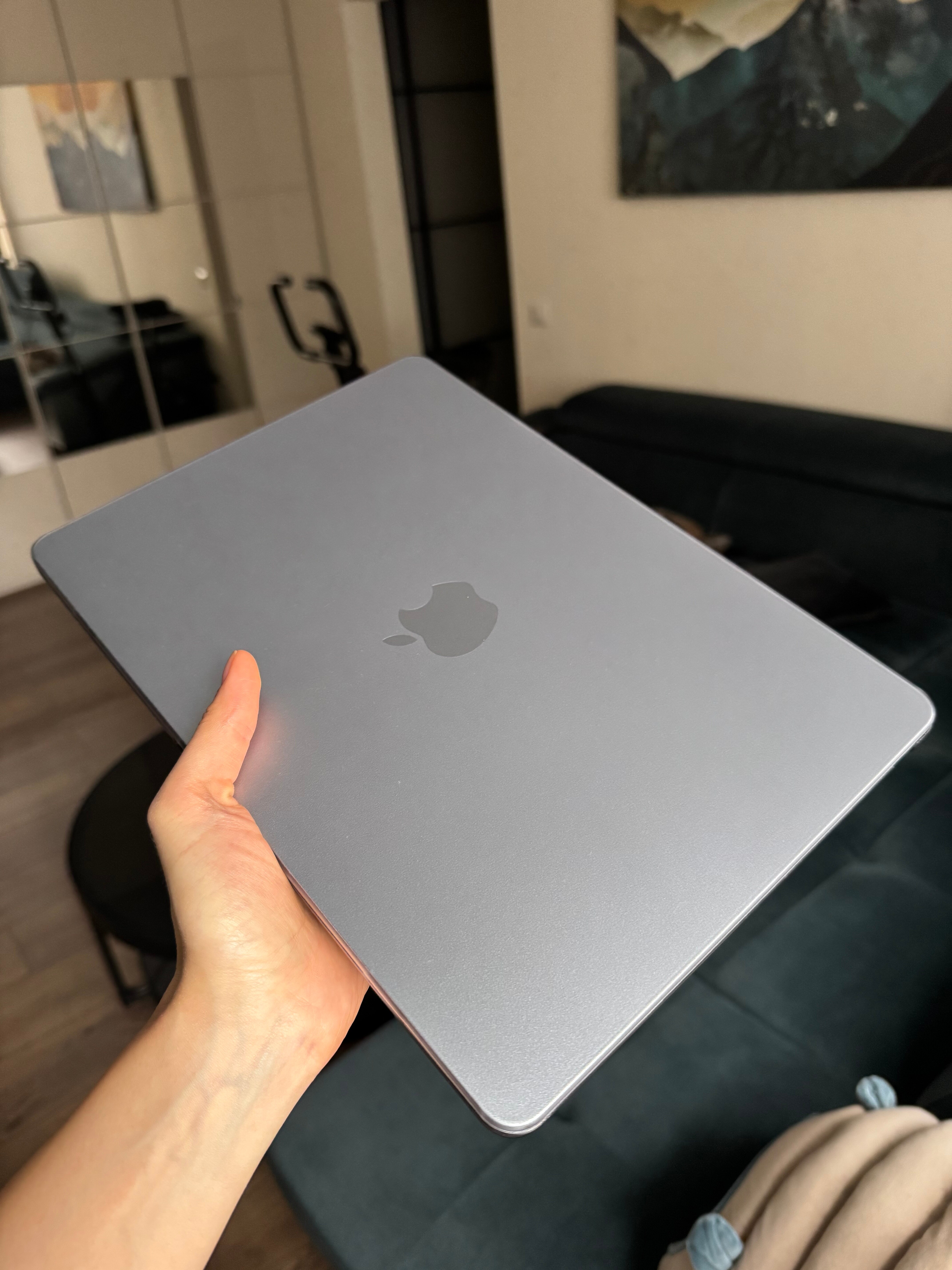 EXCITAT® Husa rigida mata compatibila cu MacBook Air 13.6" (A2681 / A3113 / A3240 / A3449) – Carcasa semi-transparenta cu suport ascuns, pentru M2 / M3 /M4 2022–2025