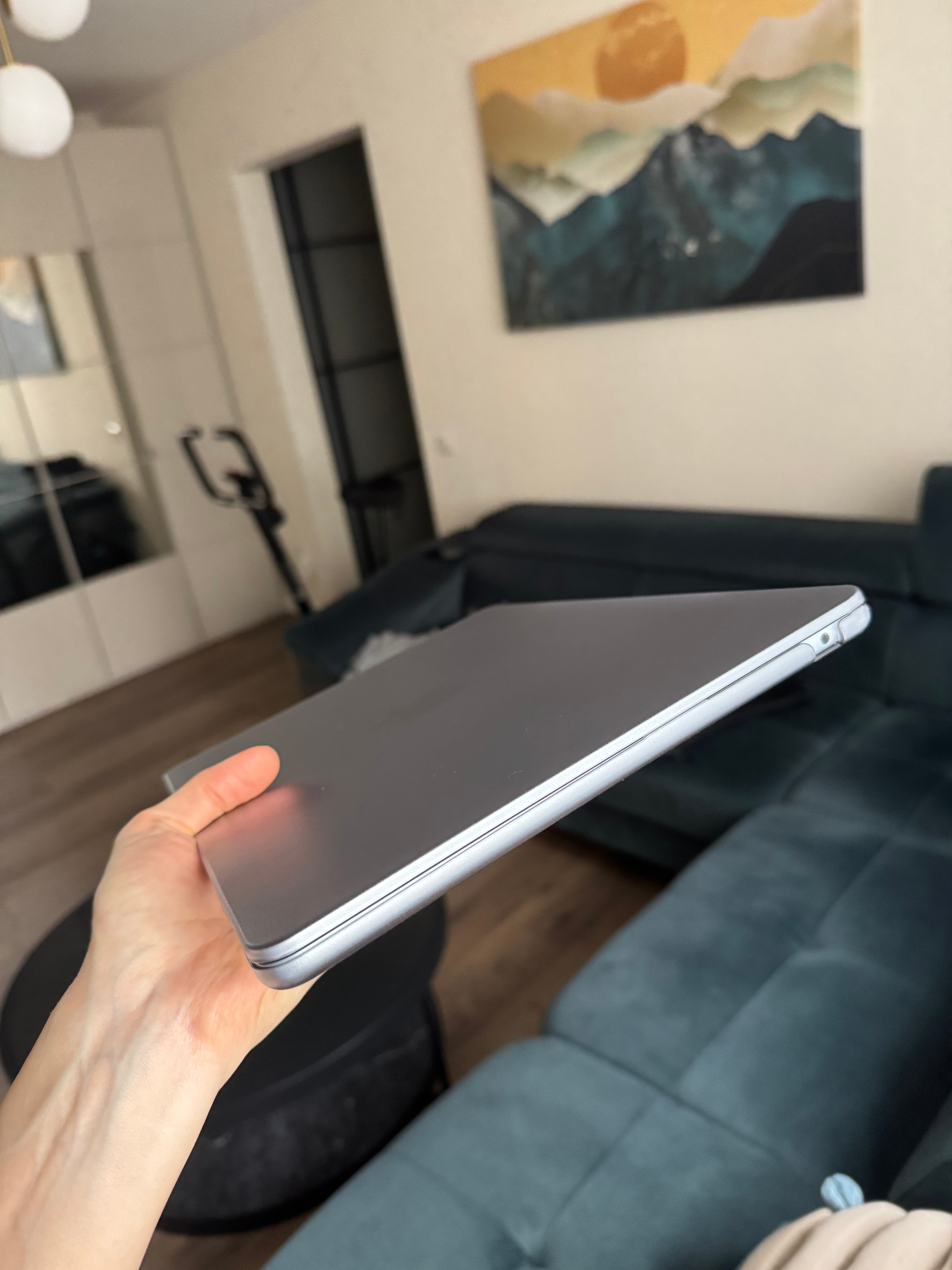 EXCITAT® Husa rigida mata compatibila cu MacBook Air 13.6" (A2681 / A3113 / A3240 / A3449) – Carcasa semi-transparenta cu suport ascuns, pentru M2 / M3 /M4 2022–2025