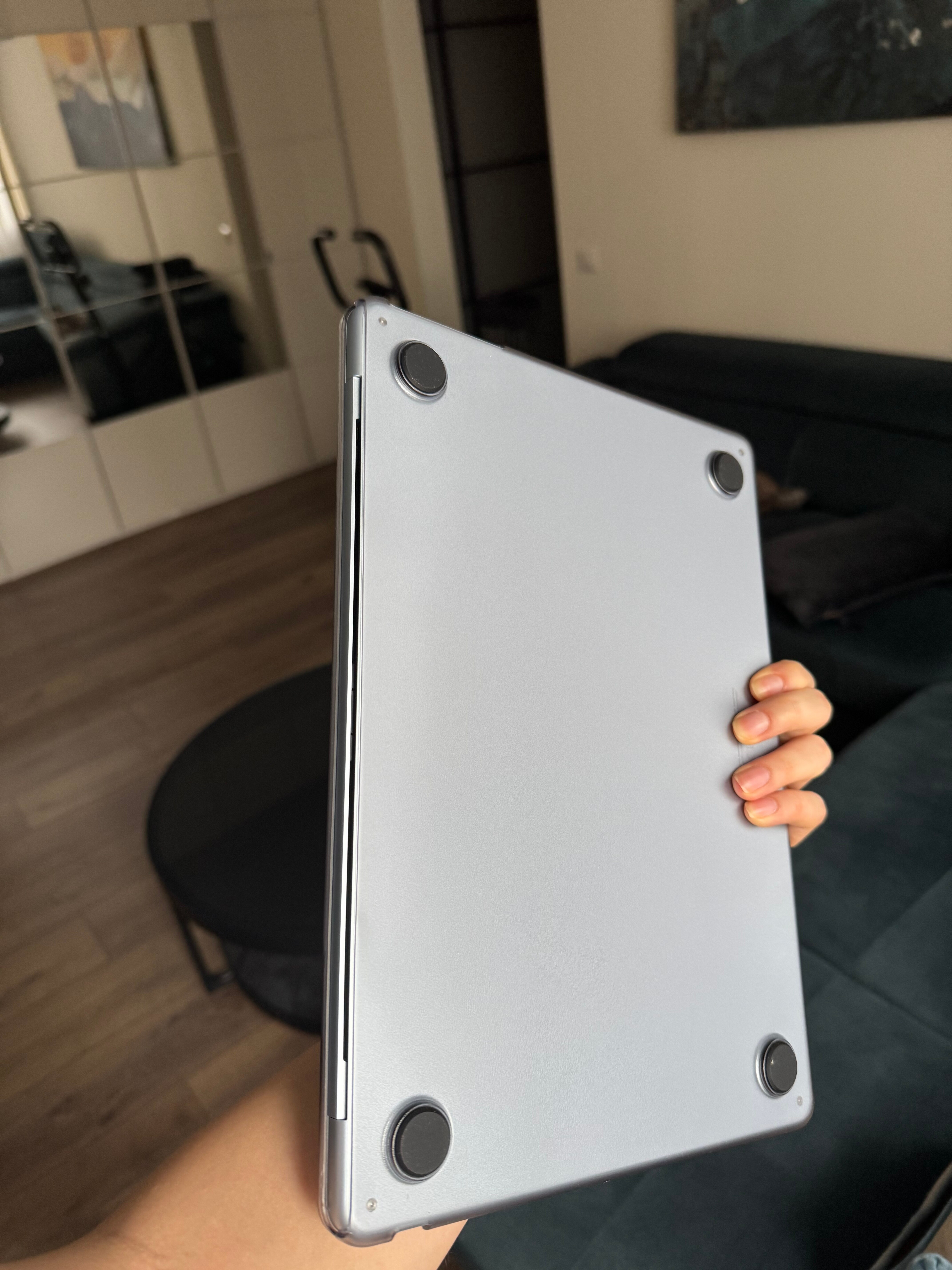 EXCITAT® Husa rigida mata compatibila cu MacBook Air 13.6" (A2681 / A3113 / A3240 / A3449) – Carcasa semi-transparenta cu suport ascuns, pentru M2 / M3 /M4 2022–2025