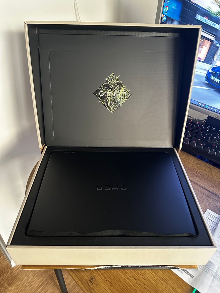 Laptop Gaming HP Omen 16-ak0015nn cu procesor AMD Ryzen™ AI 9 HX 375 pana la 5.1GHz, 16.0", 2K, 16GB DDR5 RAM, 1TB SSD, NVIDIA® GeForce RTX™ 5070 8GB GDDR7, Free DOS, Shadow Black