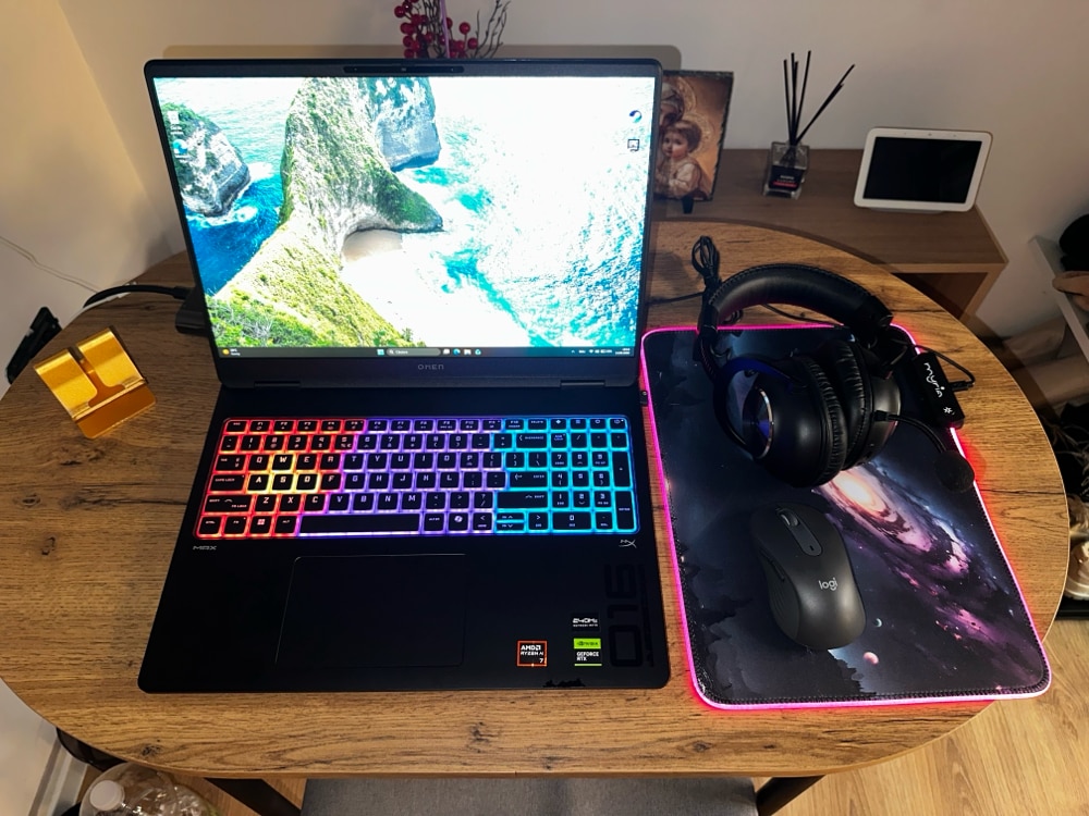 Laptop Gaming HP Omen 16-ak0015nn cu procesor AMD Ryzen™ AI 9 HX 375 pana la 5.1GHz, 16.0", 2K, 16GB DDR5 RAM, 1TB SSD, NVIDIA® GeForce RTX™ 5070 8GB GDDR7, Free DOS, Shadow Black