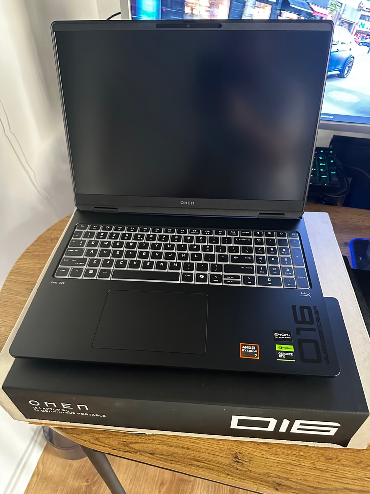Laptop Gaming HP Omen 16-ak0015nn cu procesor AMD Ryzen™ AI 9 HX 375 pana la 5.1GHz, 16.0", 2K, 16GB DDR5 RAM, 1TB SSD, NVIDIA® GeForce RTX™ 5070 8GB GDDR7, Free DOS, Shadow Black