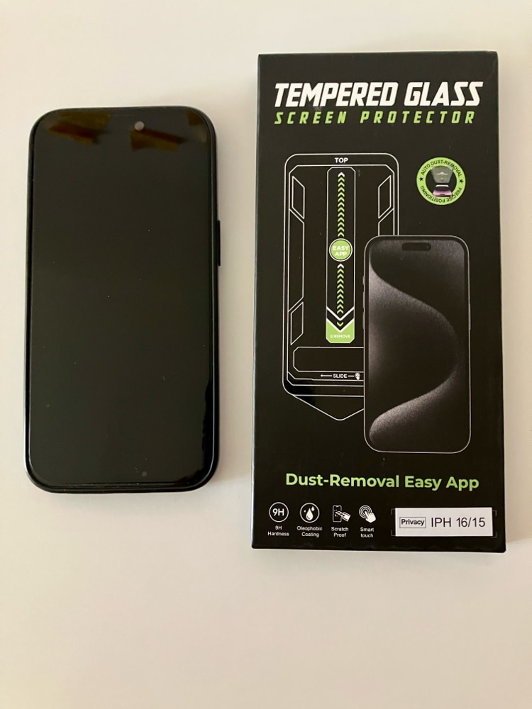 Folie sticla pentru Iphone 16, Iphone 15, Privacy 28 grade Sticla securizata 0.33mm, Anti-Spy, Anti-amprenta cu margini negre 6.1", instalare usoara si rapida cu dispozitiv de potrivire automata in 30 sec cu Easy Install Kit, protectie telefon, RikBo®