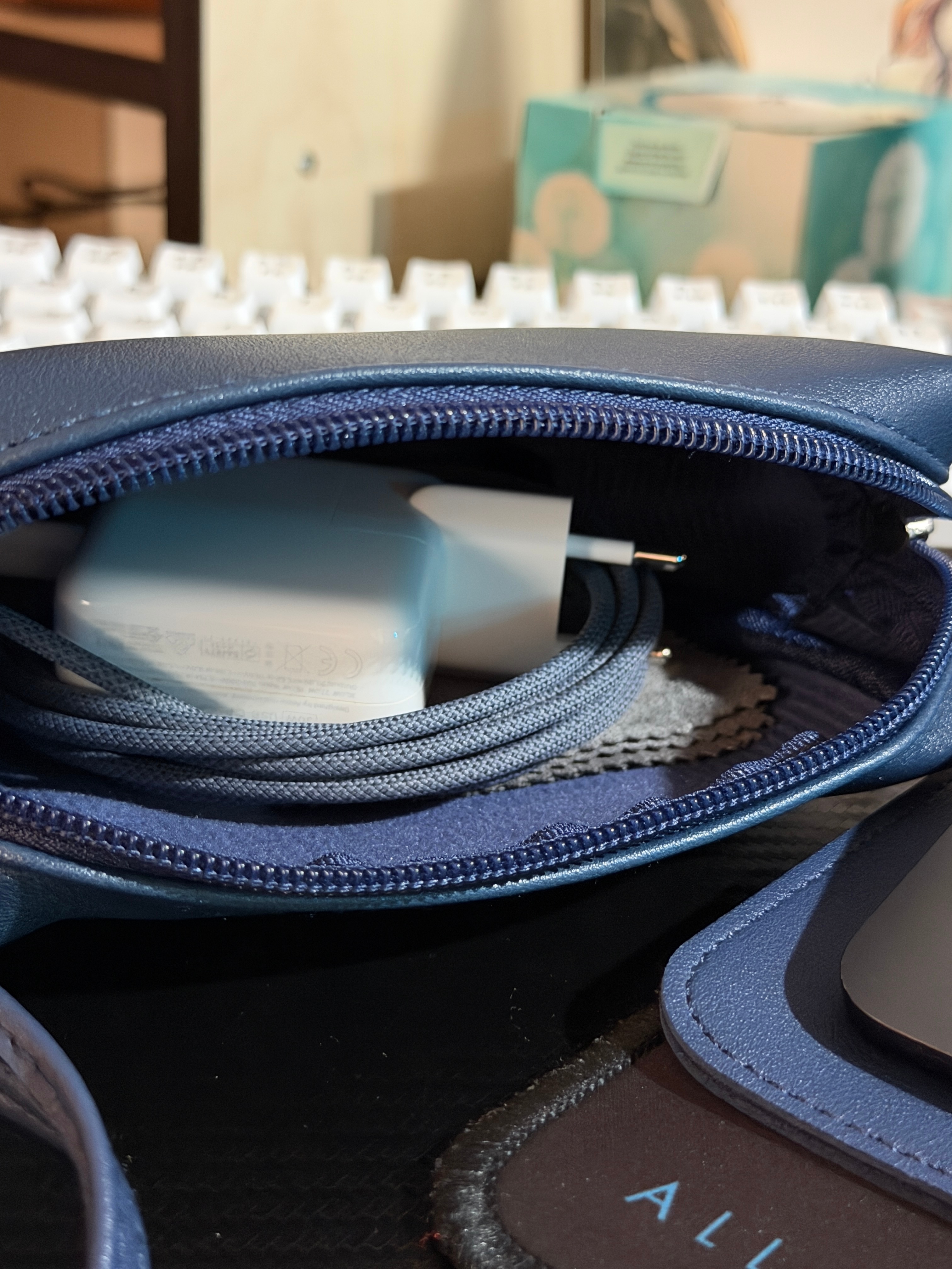 Husa Laptop 15-16 inch, Nasture magnetic, compatibila cu MacBook Air, MacBook Pro, Piele PU, Marime Universala, Gri inchis