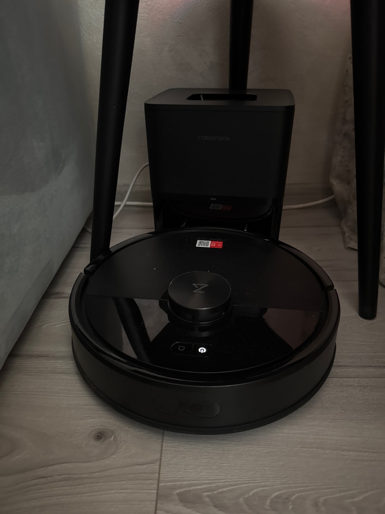 Robot de aspirare Roborock Q7 TF + B, aspirator si mop cu statie de golire automata, 10.000 Pa, baterie 5.200 mAh, autonomie 180 min, navigatie LiDAR, recipient praf 470 ml, sistem dublu anti-incurcare, nivel reglare flux de apa, negru