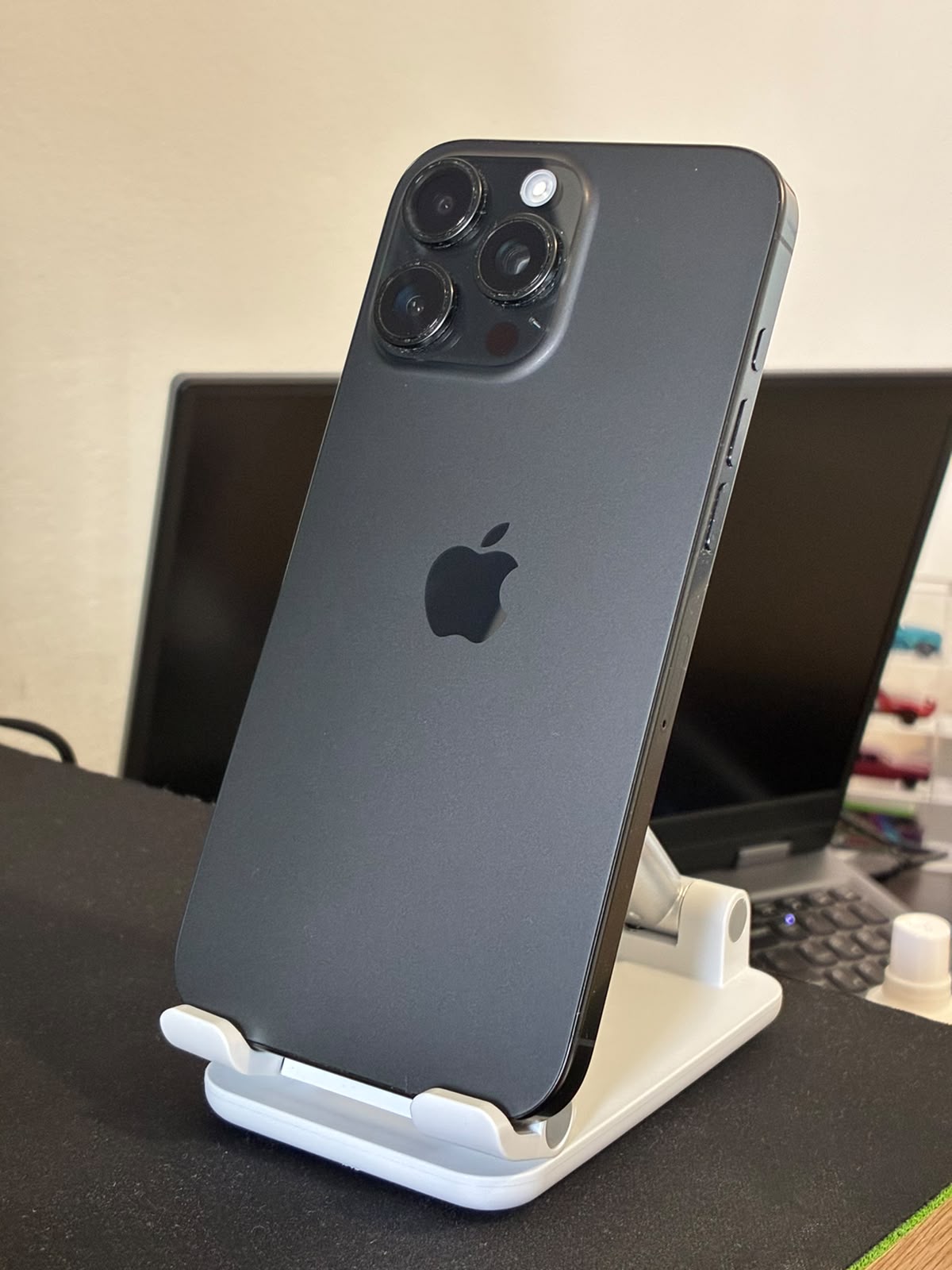 RESIGILAT: Telefon mobil Apple iPhone 16 Pro Max, 256GB, 5G, Black Titanium