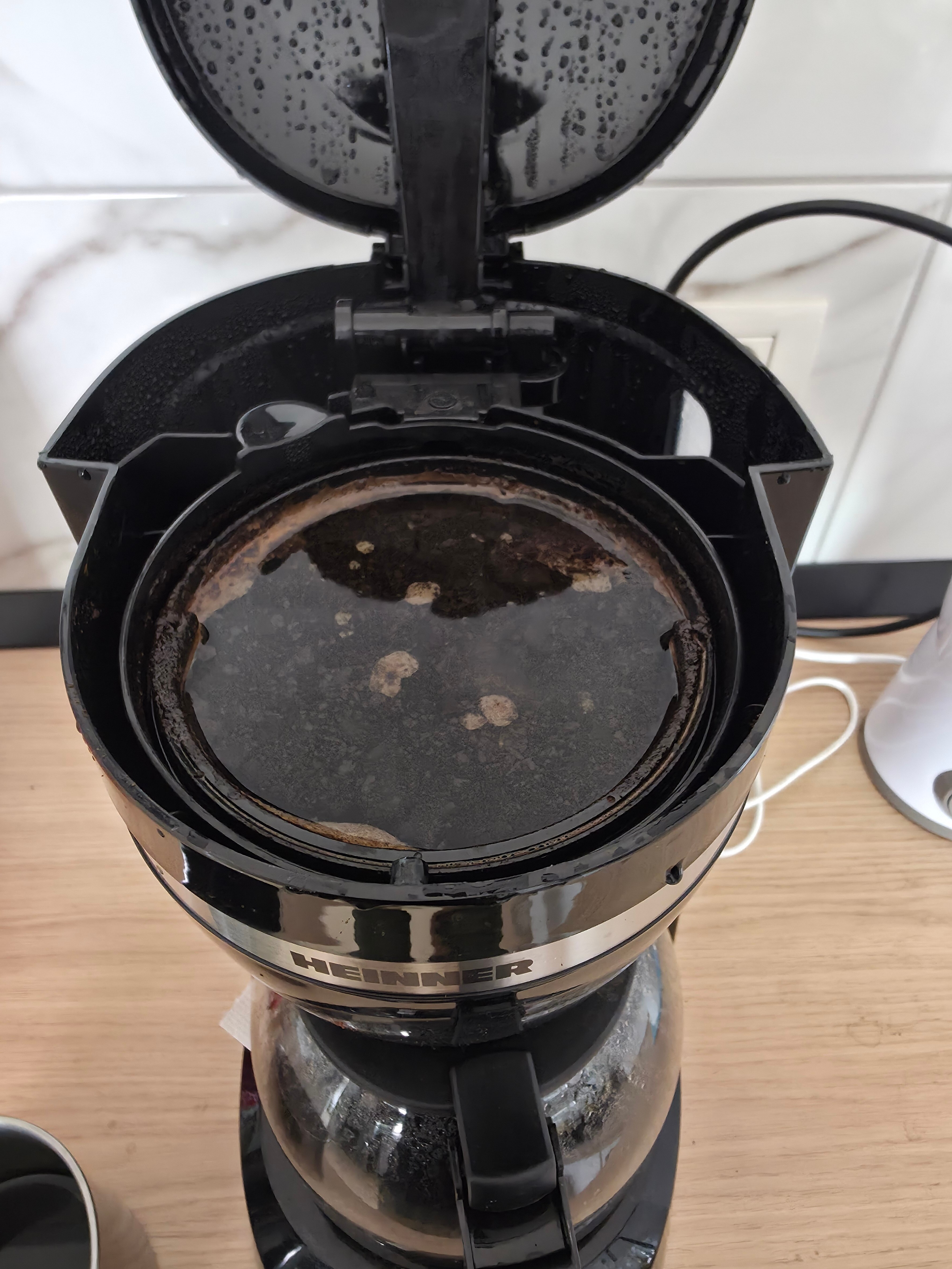 Cafetiera digitala Heinner Savory HCM-1100D, 900W, 1.5L, Control electronic, Timer, Filtru detasabil lavabil, Functie mentinere la cald, Sistem antipicurare, Oprire automata 40 min, Afisare ceas, Negru