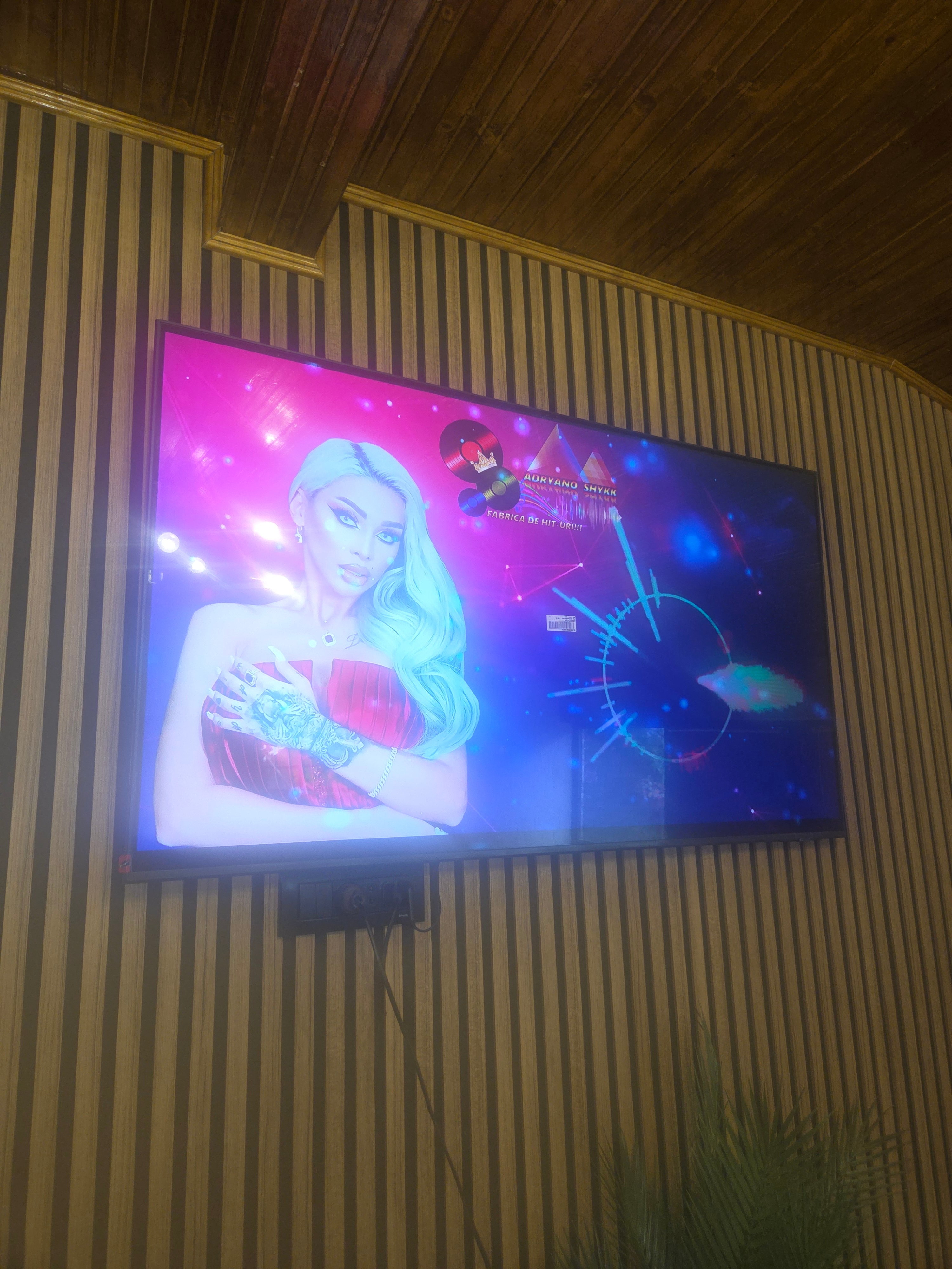 Televizor SAMSUNG QLED 43Q8F, 108 cm, Smart, 4K Ultra HD, Clasa F (Model 2025)