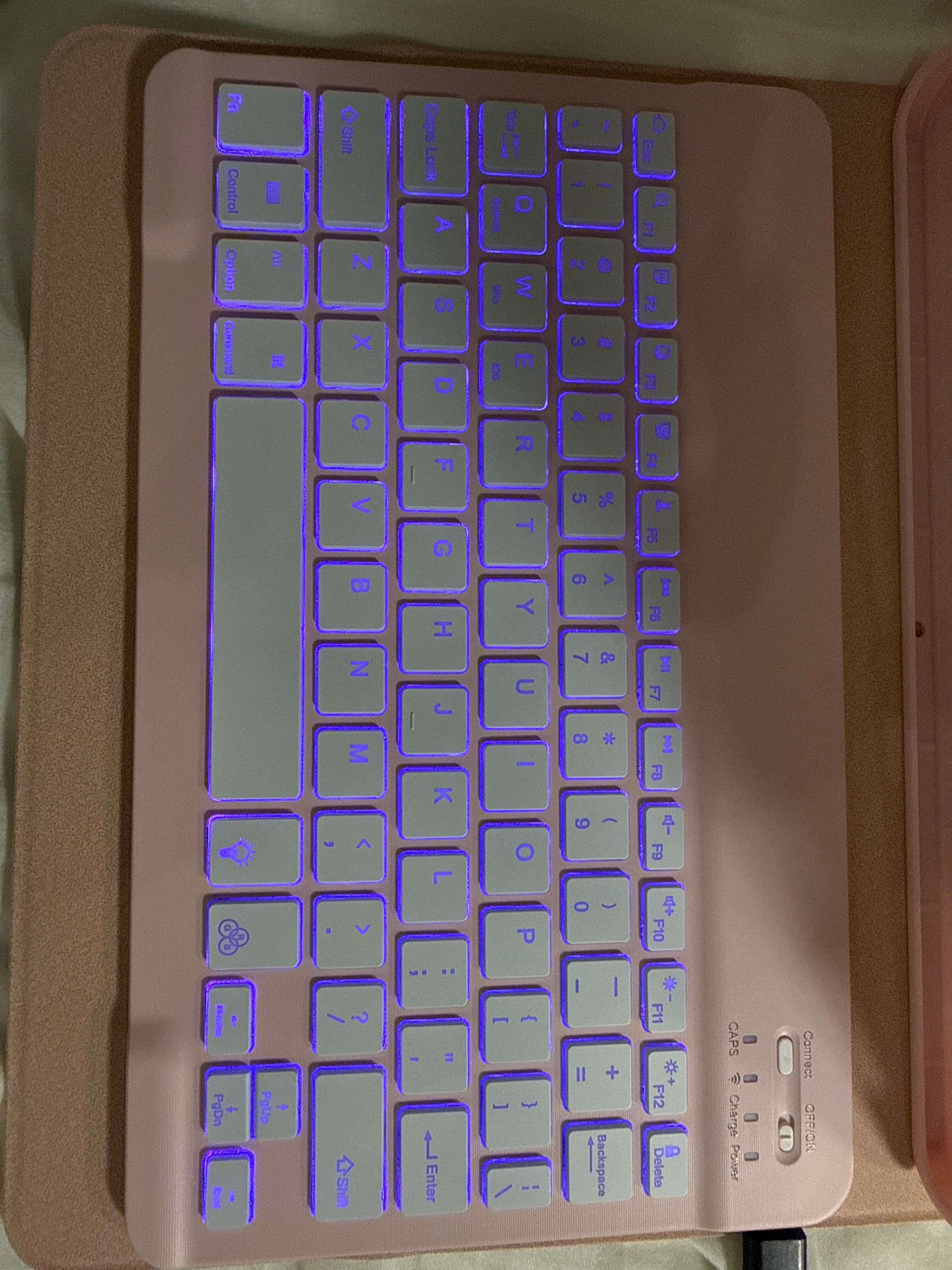 Husa cu tastatura pentru iPad Air de 11 inci (M4 2026/M3 2025/M2 2024) si Air 5/4, cu o tastatura de 10, 9 inci (iluminare de fundal in 7 culori), Bluetooth, functionalitate de suport USB Type-C si slot pentru stylus, Roz