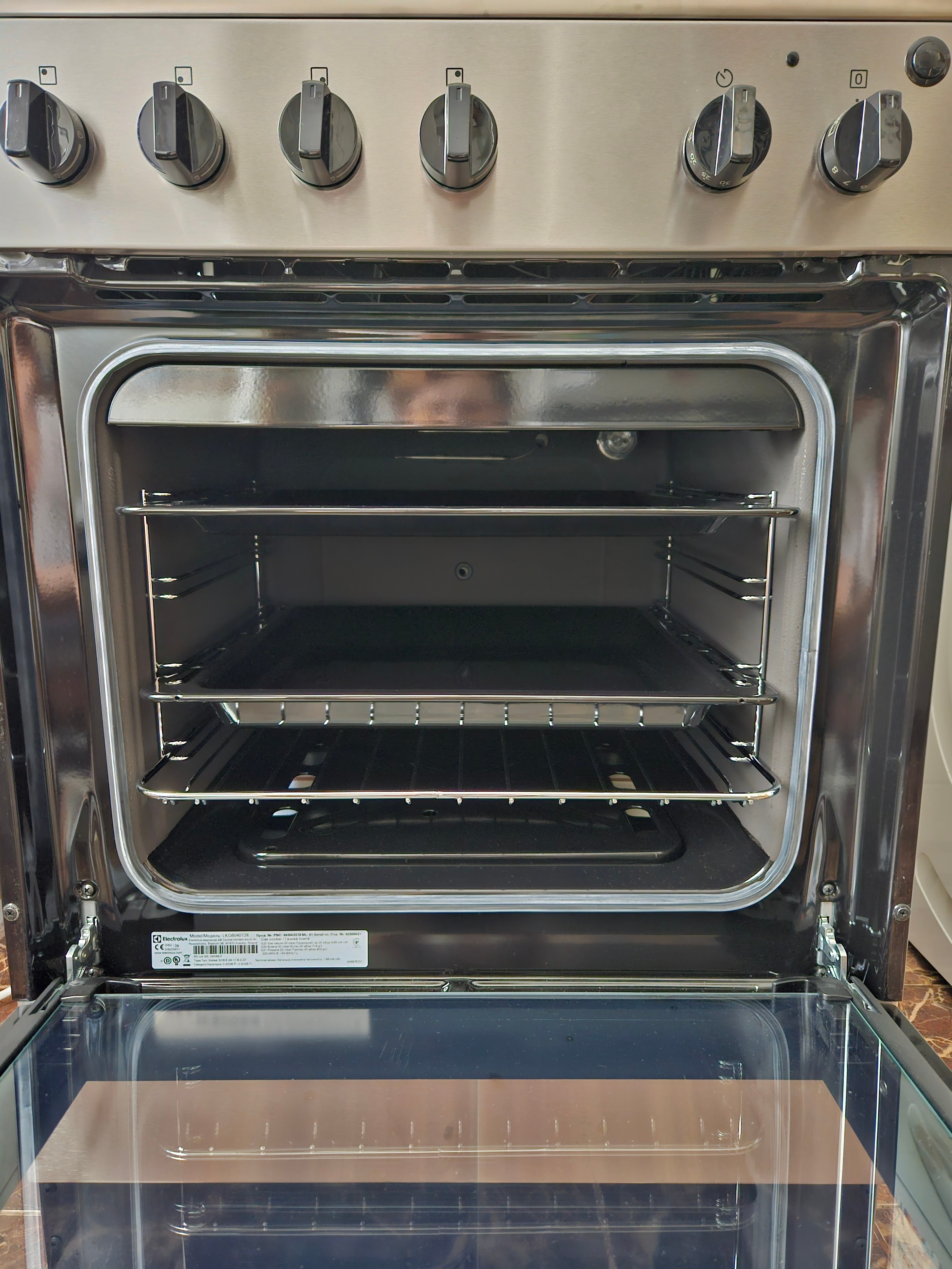 RESIGILAT: Aragaz Electrolux LKG604013X, Gaz, 4 arzatoare, Aprindere integrata plita si cuptor, Siguranta plita si cuptor, Autocuratare catalitica, Grill electric, Rotisor, Clasa A, 60 cm, Inox antiamprenta