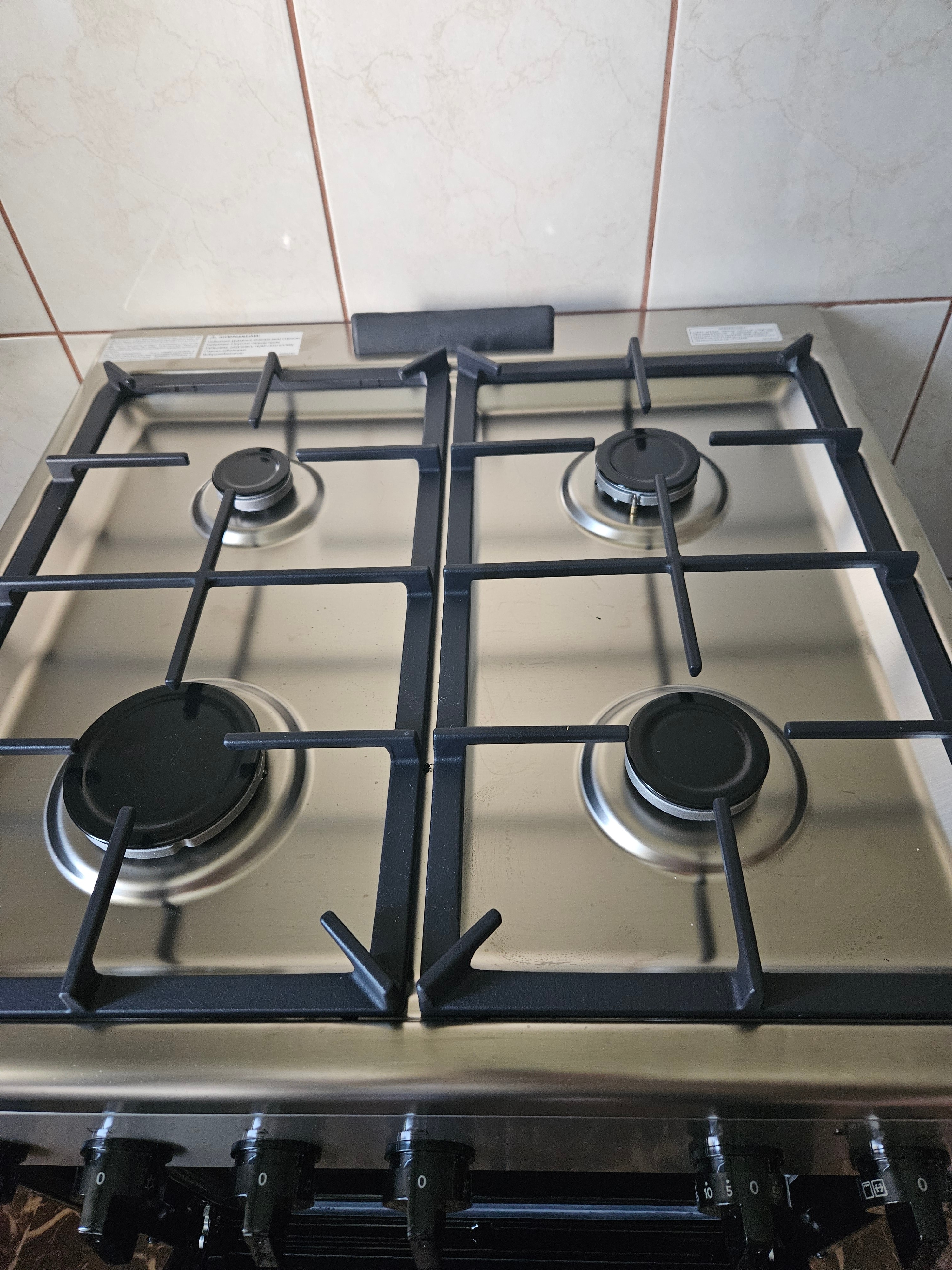 RESIGILAT: Aragaz Electrolux LKG604013X, Gaz, 4 arzatoare, Aprindere integrata plita si cuptor, Siguranta plita si cuptor, Autocuratare catalitica, Grill electric, Rotisor, Clasa A, 60 cm, Inox antiamprenta