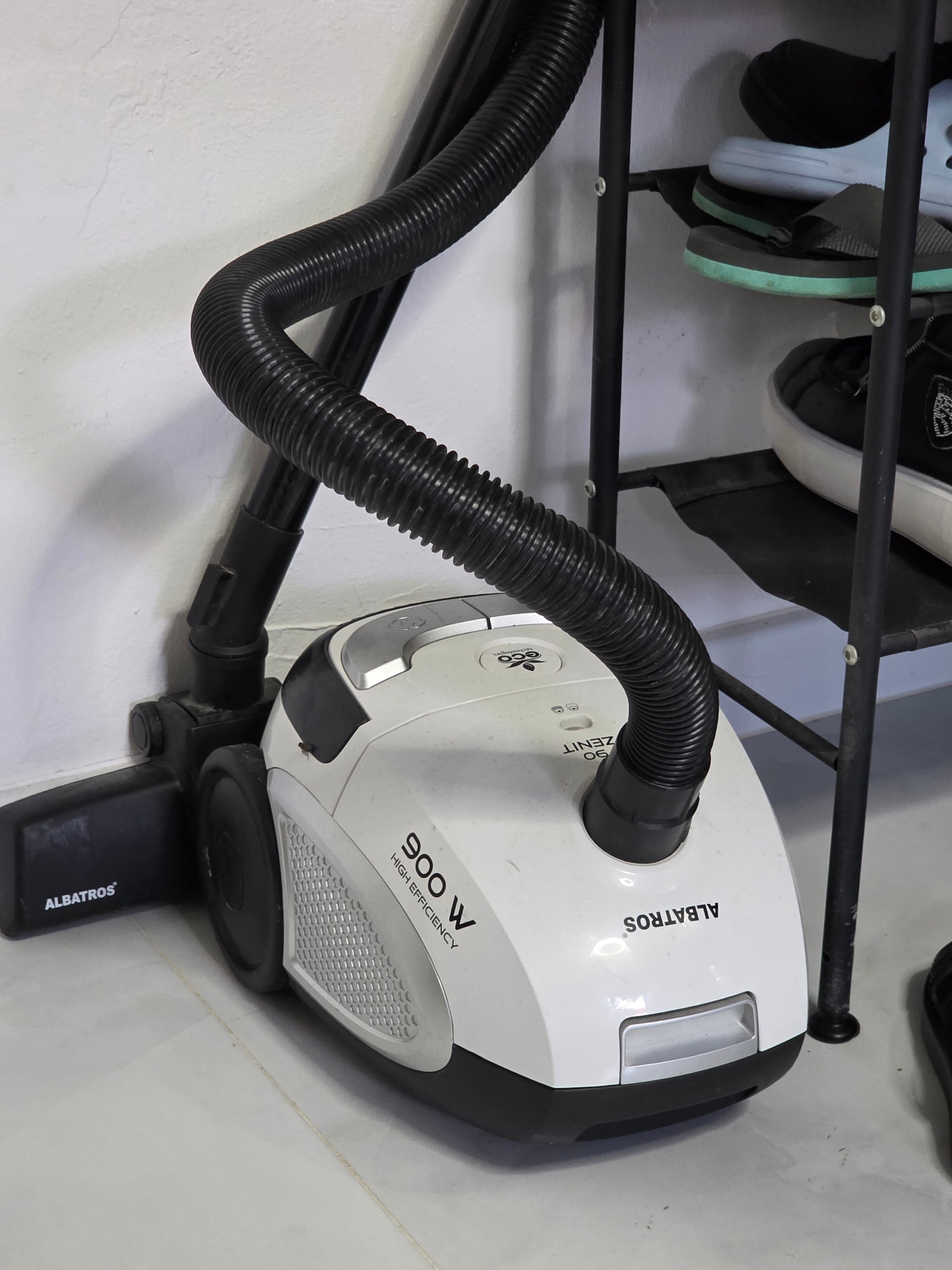 Aspirator cu sac Albatros Zenit 90 Eco, 900 W, Sac textil reutilizabil 2l, Eco type, Alb-Negru