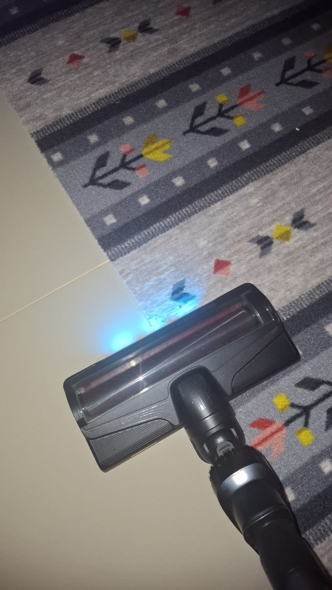 Aspirator vertical Rowenta X-Force Flex 10.80 RH7A35E0, 300 W, 18.5V, autonomie 60 minute, filtrare 99.9%, recipient 0.44 L, tub flexibil, perie cu LED, panou digital SmartControl, verde & negru