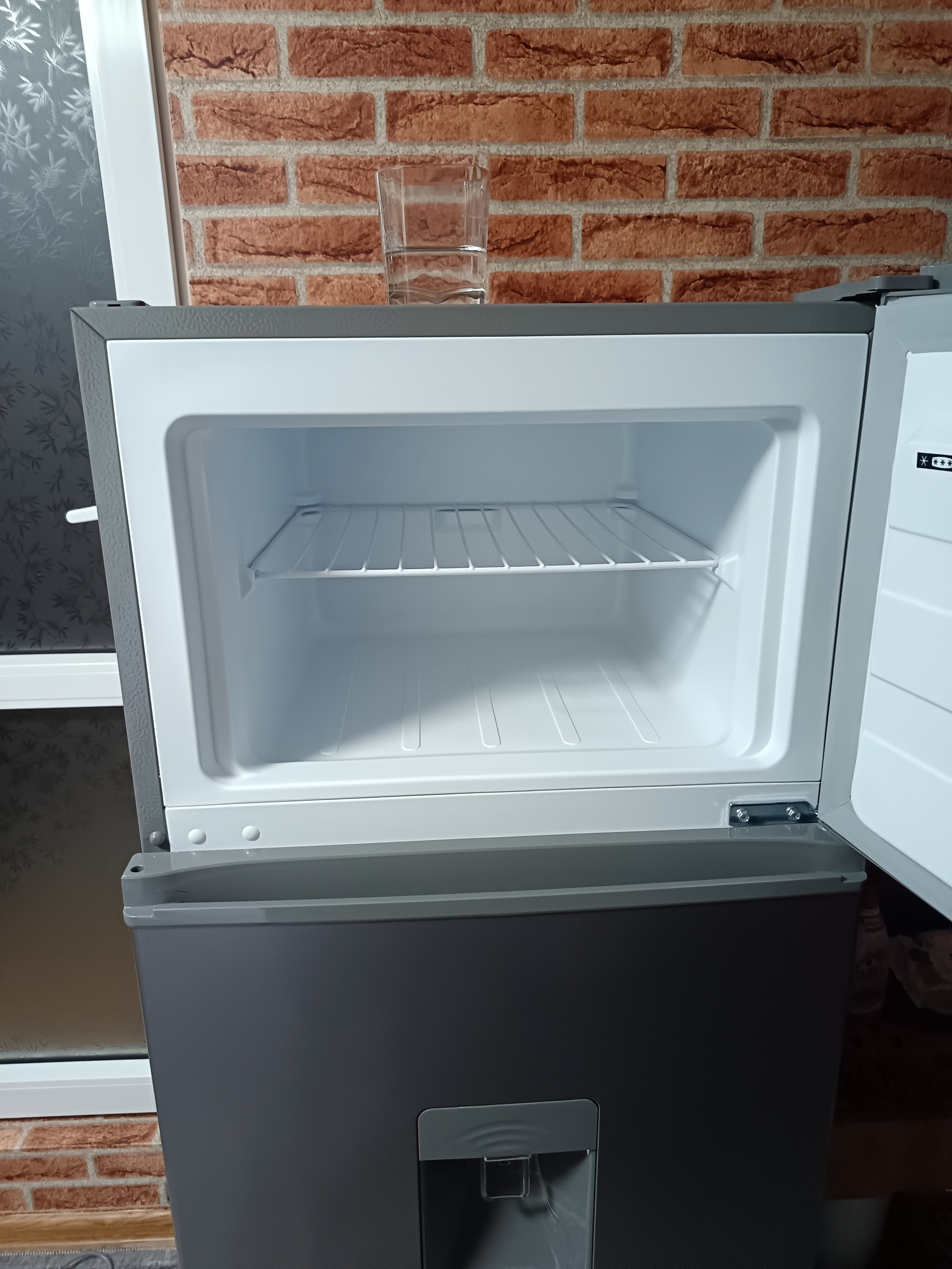 Frigider cu 2 usi STARCREST SF-204WD-SLE, 199 L, Clasa E, Dozator Apa, Iluminare LED, Termostat Ajustabil, Usi reversibile, H 143 cm, Argintiu