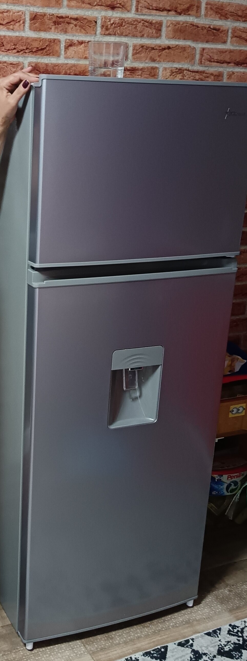Frigider cu 2 usi STARCREST SF-204WD-SLE, 199 L, Clasa E, Dozator Apa, Iluminare LED, Termostat Ajustabil, Usi reversibile, H 143 cm, Argintiu