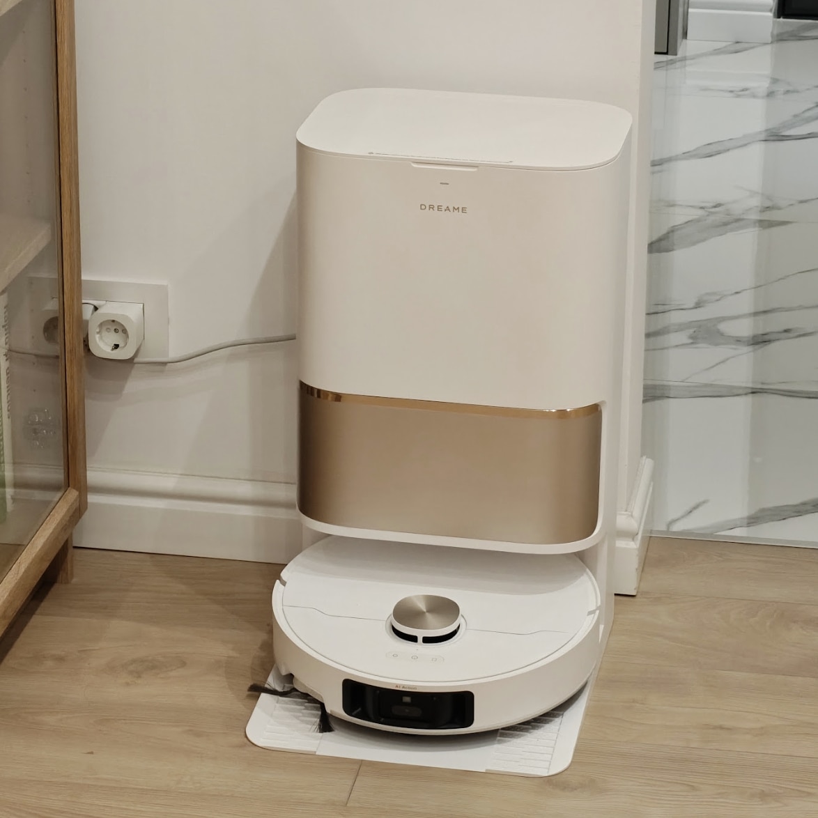 Robot de aspirare cu mop Dreame L50 Ultra RLL94CE, putere de aspirare 19500Pa, autocuratare mop cu apa de pana la 75˚C, trecerea pragurilor de pana la 6cm, perie dubla anti-incurcare, baterie 6400mAh, alb