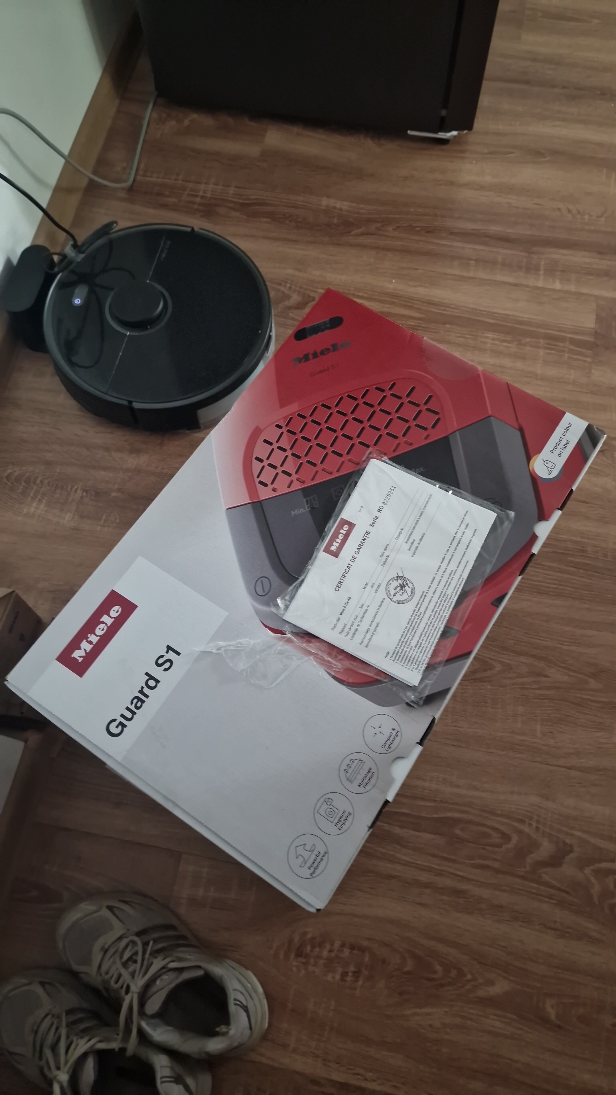 Aspirator cu sac Miele Guard S1 Junior 12558560, 890 W, 3,5 l, 76 dB, rosu