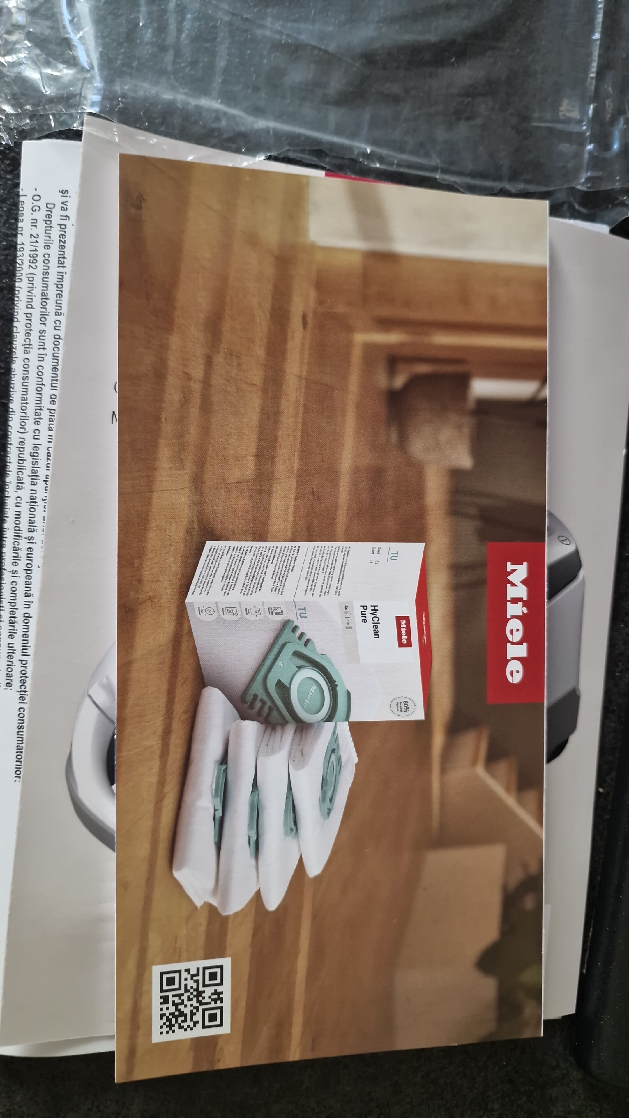 Aspirator cu sac Miele Guard S1 Junior 12558560, 890 W, 3,5 l, 76 dB, rosu