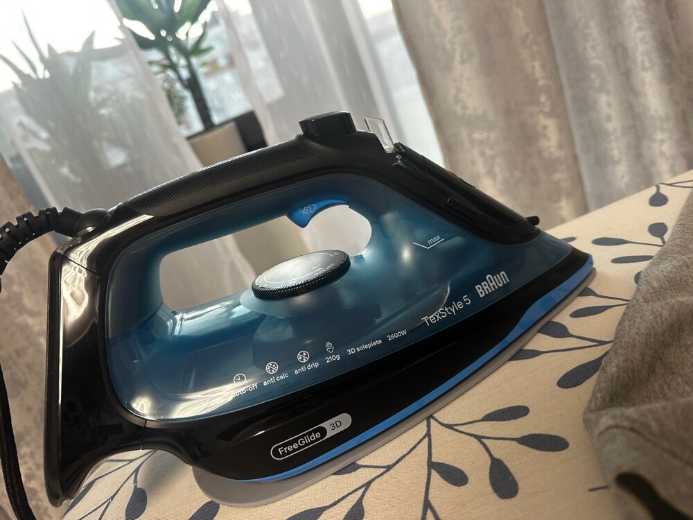 Fier de calcat Braun TexStyle 5 SI5256BL, 2600W, jet de abur 210g/min, abur variabil 0-50 g/min, talpa SuperCeramic, rezervor 300 ml, tehnologie FreeGlide, oprire automata, sistem antipicurare, negru/albastru