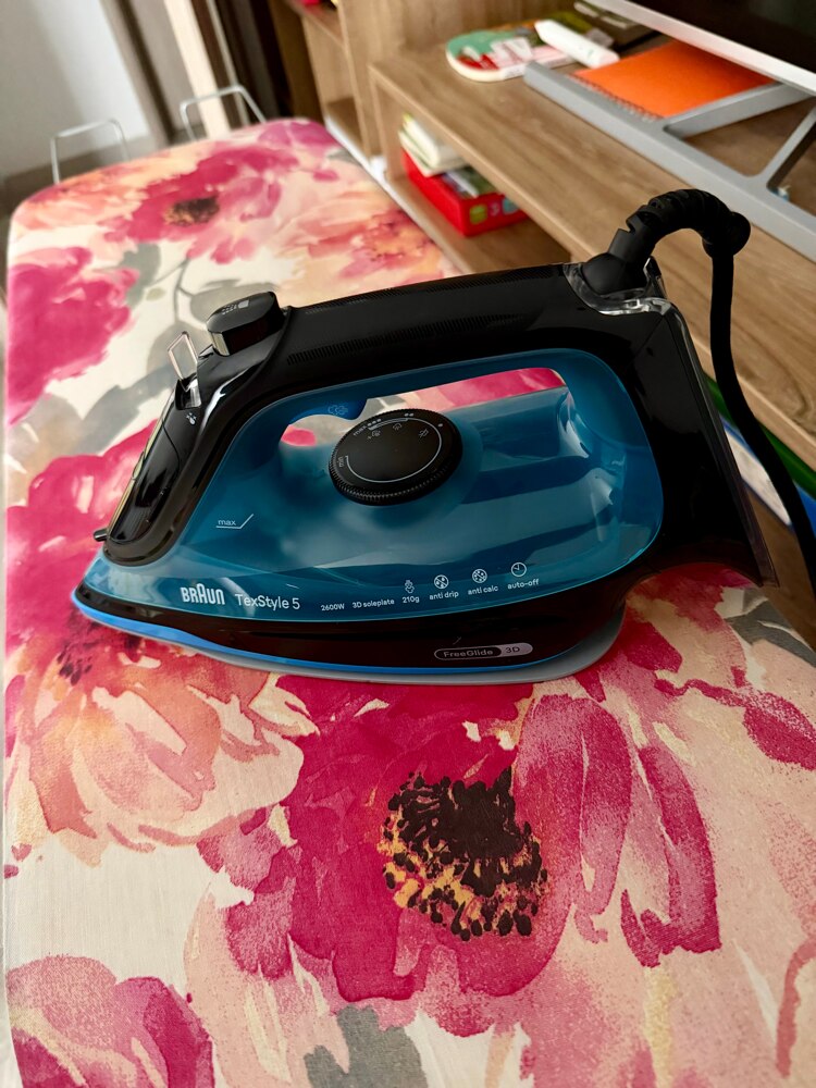 Fier de calcat Braun TexStyle 5 SI5256BL, 2600W, jet de abur 210g/min, abur variabil 0-50 g/min, talpa SuperCeramic, rezervor 300 ml, tehnologie FreeGlide, oprire automata, sistem antipicurare, negru/albastru